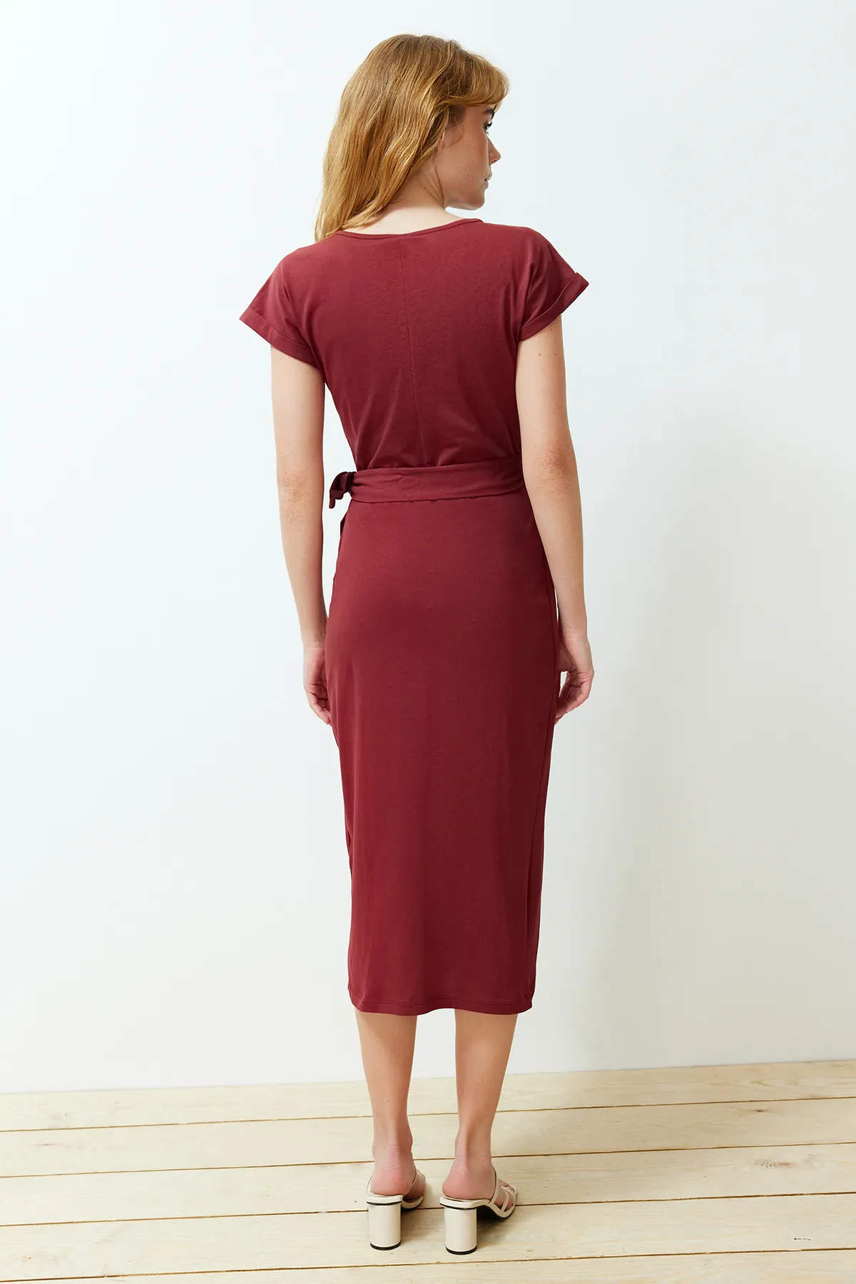 Trendyol Collection  Weinrotes, zweireihiges Midi-Strickkleid aus 100 % Baumwolle mit Gürtel und detailliertem Detail TWOSS24EL00118