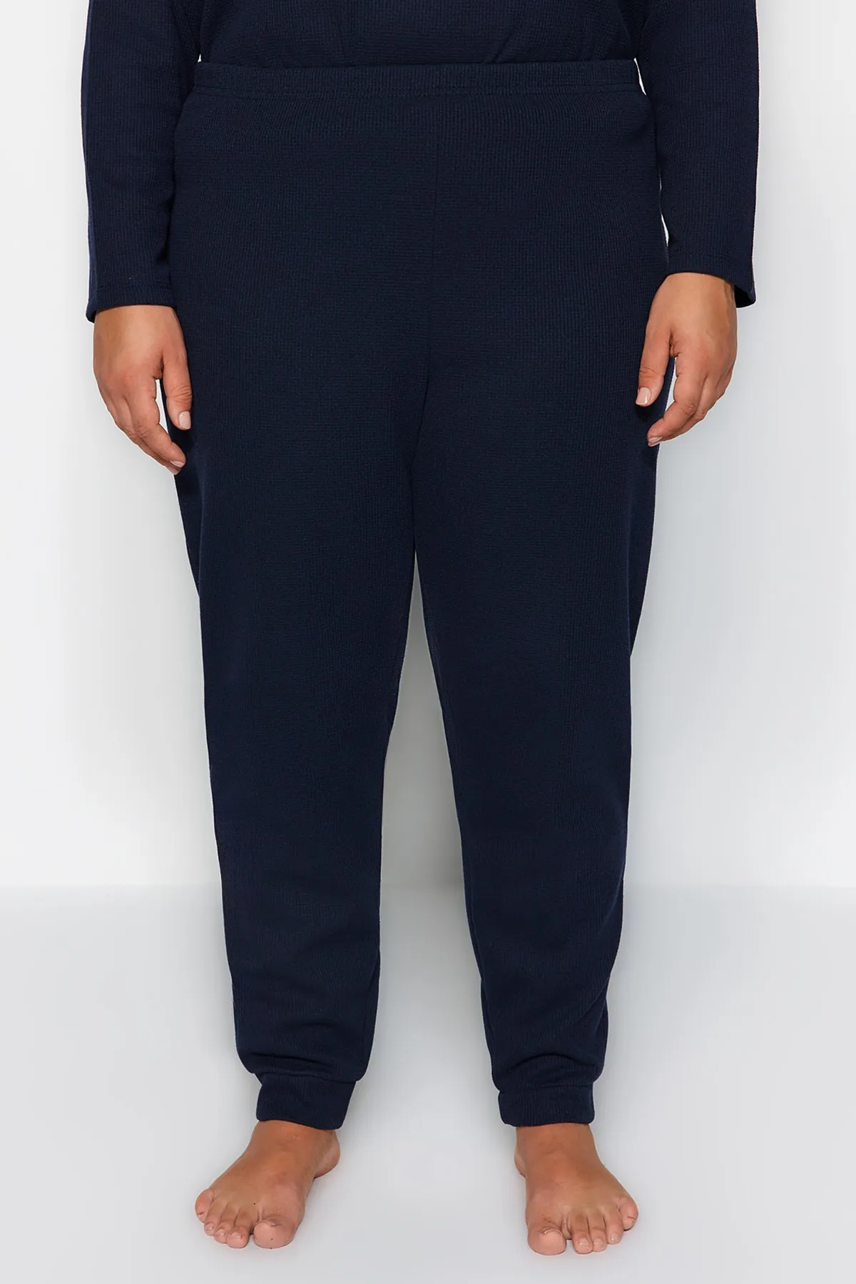Trendyol Curve  Marineblaues Pyjama-Set aus strukturiertem Strick TBBAW24AI00000