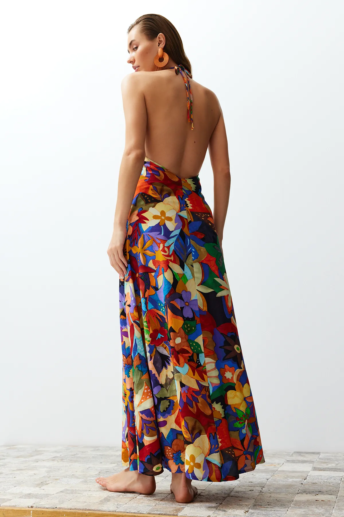 Trendyol Collection  Tief ausgeschnittenes Maxi-Strandkleid mit gewebtem Rücken und Blumenmuster TBESS24EL00022