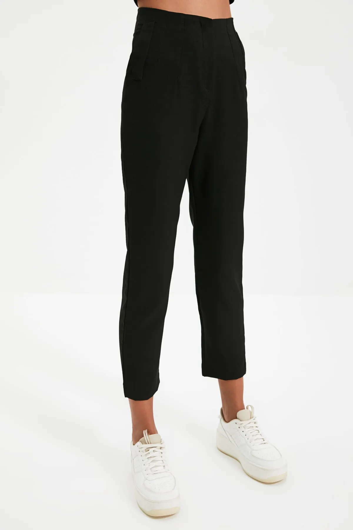 Trendyol Collection  Schwarze knöchellange gewebte Hose mit Zigarettenmuster und Abnähern, hoher Taille TWOSS20PL0515