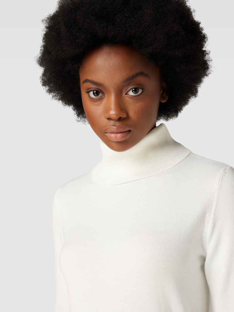 Rollkragenpullover in unifarbenem Design mit Label-Detail in offwhite