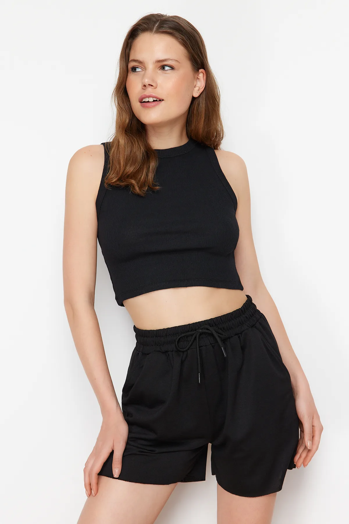 Trendyol Collection  Schwarzes Cord-Tanktop und Shorts, flexibles Strickoberteil und -unterteil-Set TWOSS24AU00027