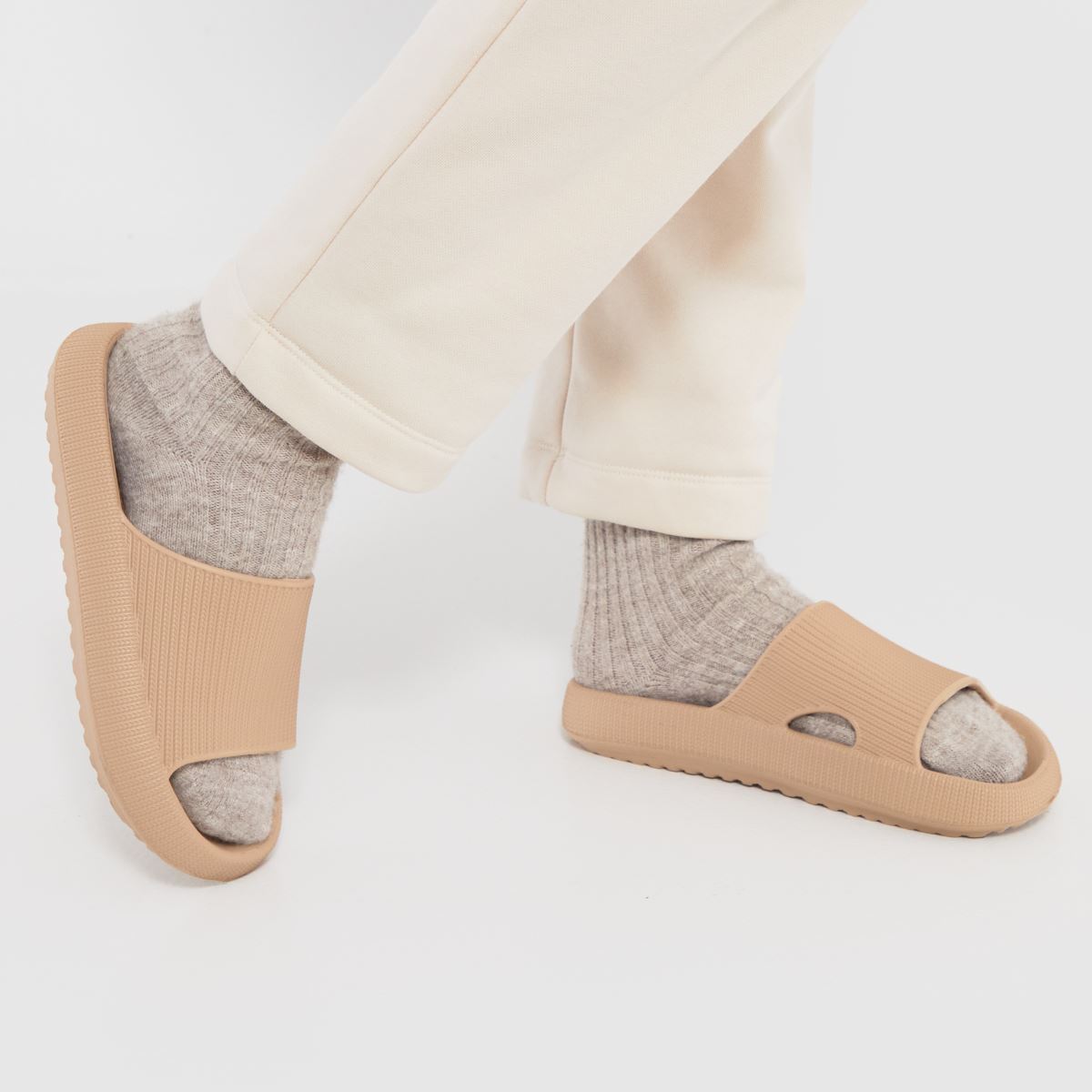 Schuh Taye csúszdás szandál natúr színben