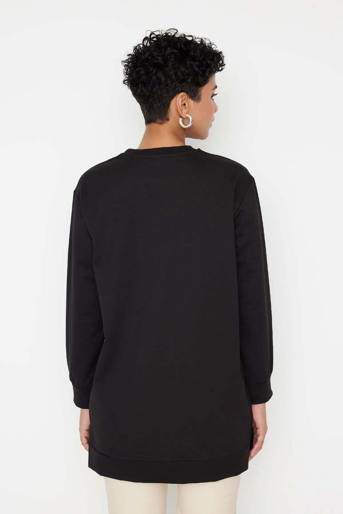 Trendyol Modest  Schwarze Stricktunika mit Rundhalsausschnitt und Steindetail TCTSS22TN0072