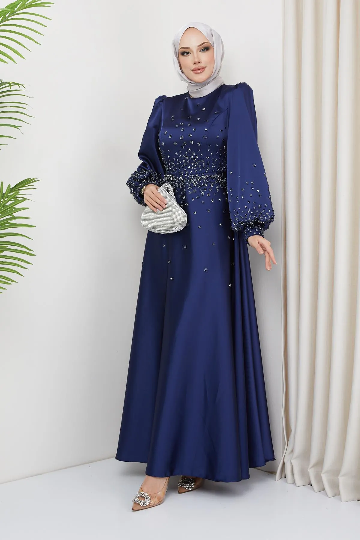 Olcay  Abendkleid aus Satin mit Steindetail vorne und an den Ärmeln DUNKELBLAU 1658