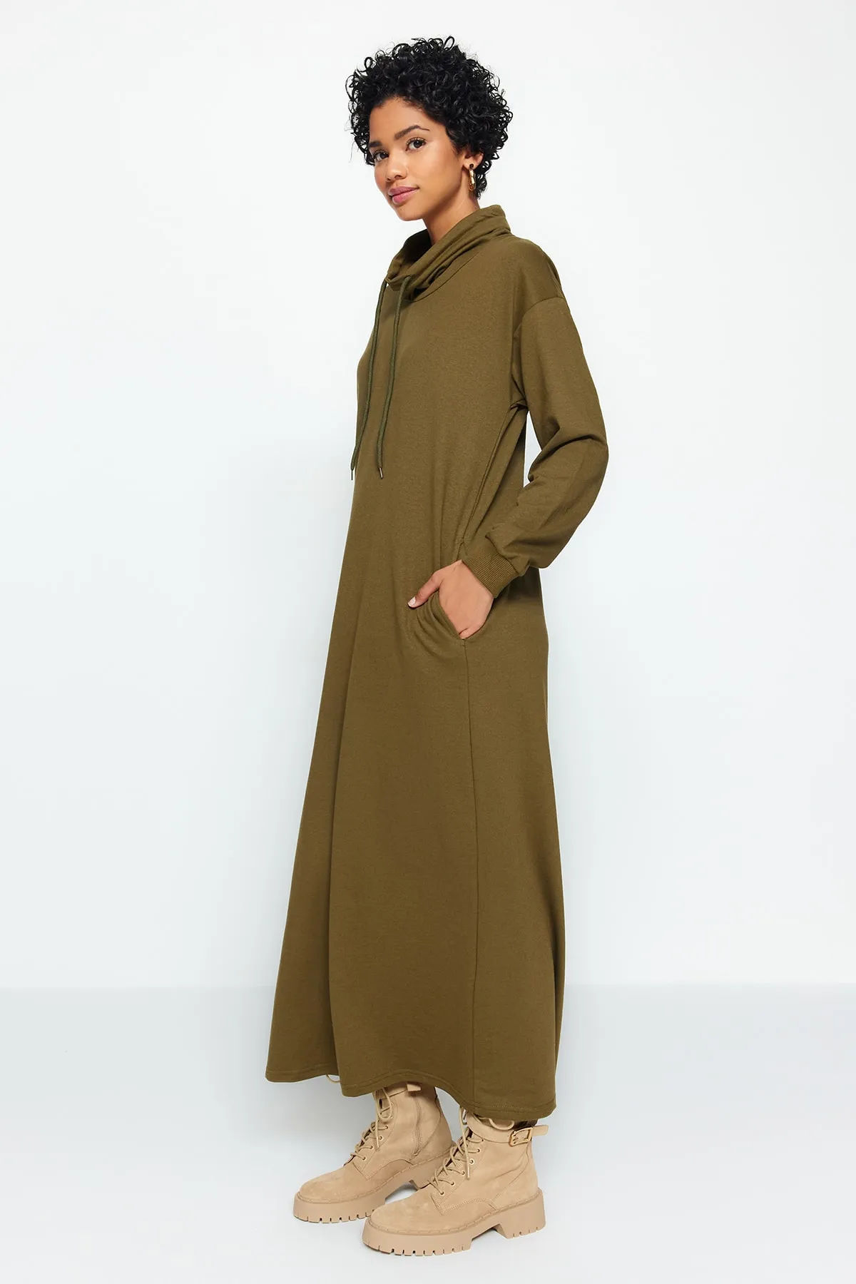Trendyol Modest  Khakifarbenes Maxi-Strickkleid mit Degaje-Kragen und Spitzendetail TCTSS22EB0132
