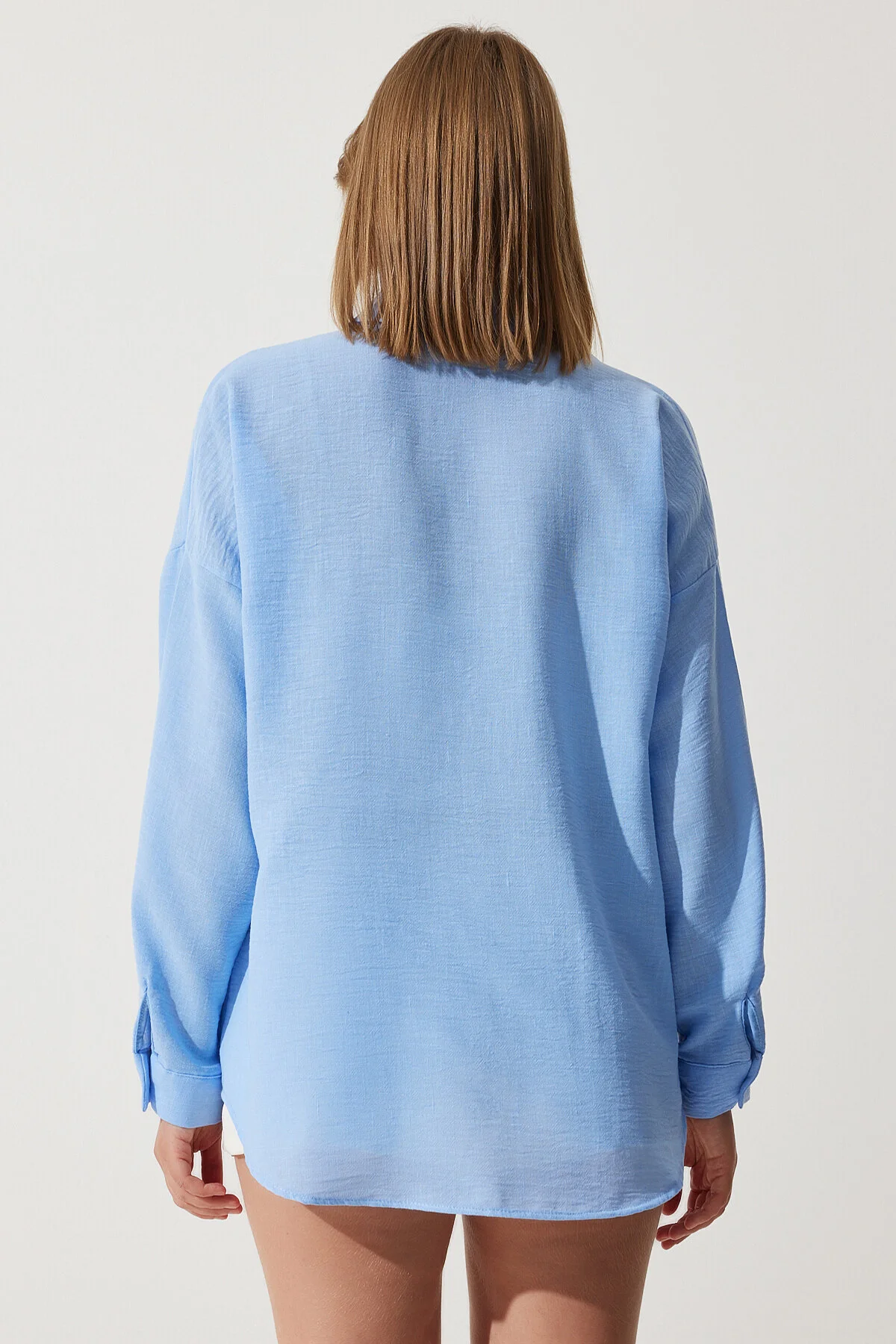 Happiness İstanbul  Himmelblaues Oversize-Leinenhemd Ayrobin für Damen DD01222