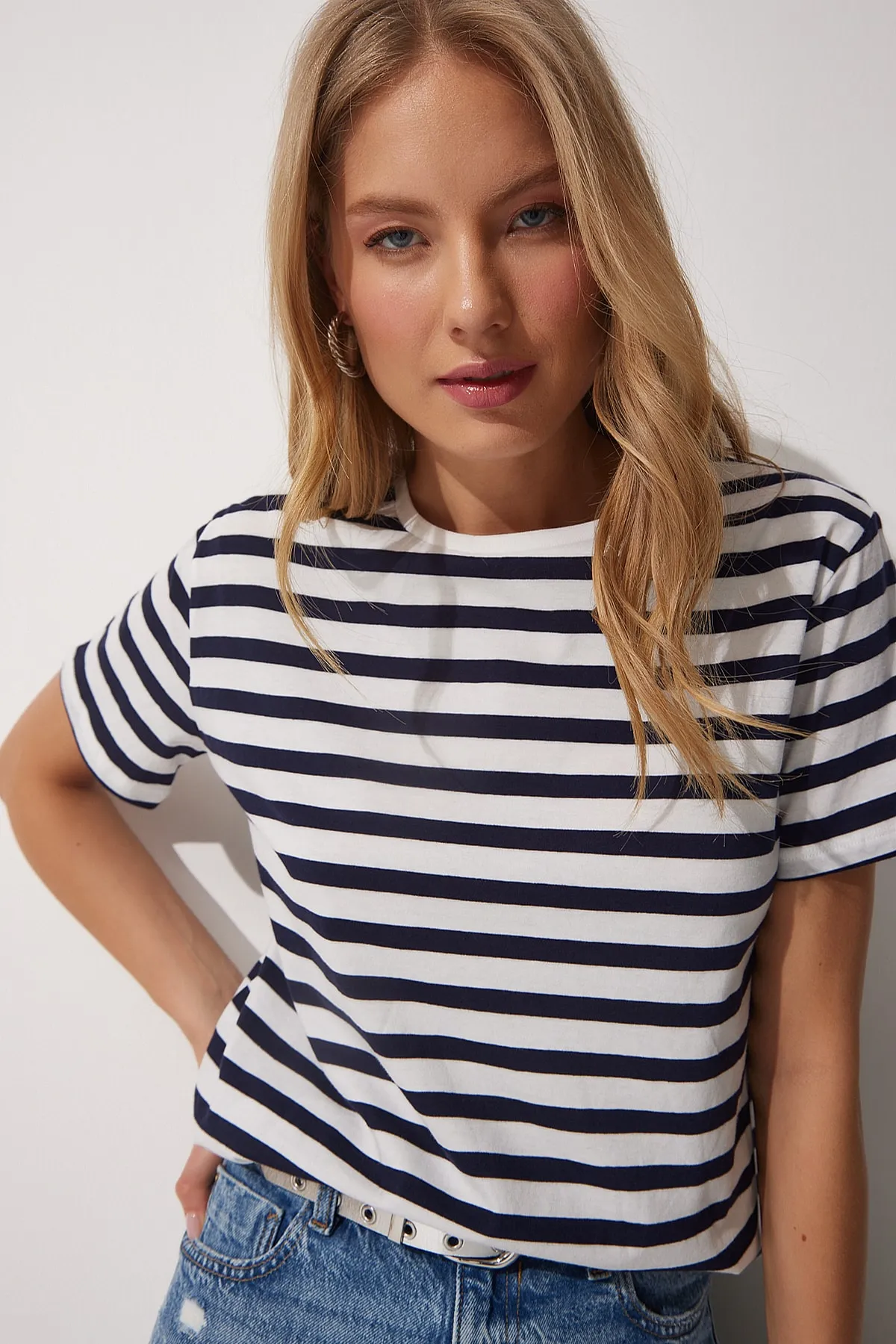 Happiness İstanbul  Bequemes gestreiftes Damen-T-Shirt mit Rundhalsausschnitt in Schwarz und Weiß AA00035