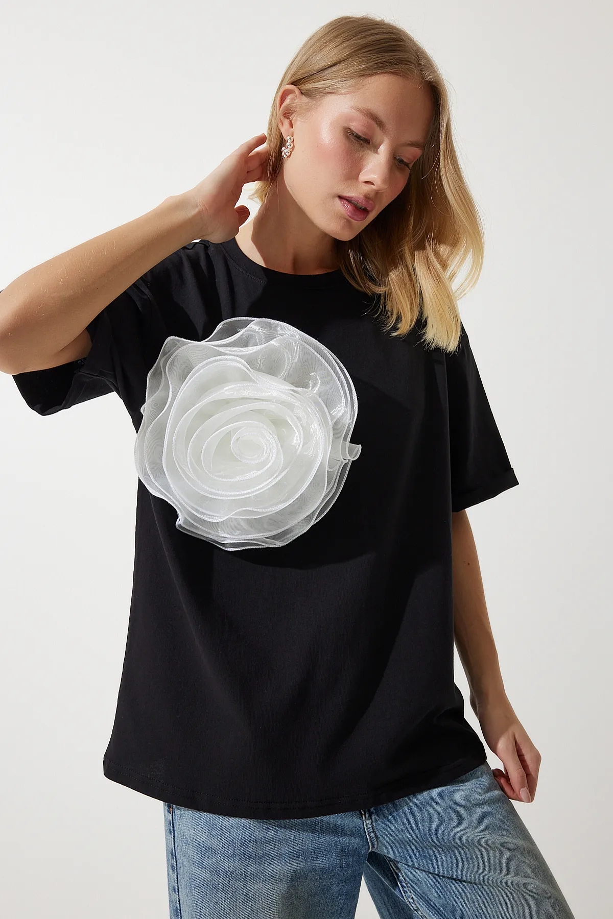 Happiness İstanbul  Schwarzes Damen-T-Shirt mit Blumenbrosche und detailliertem Design UL00018