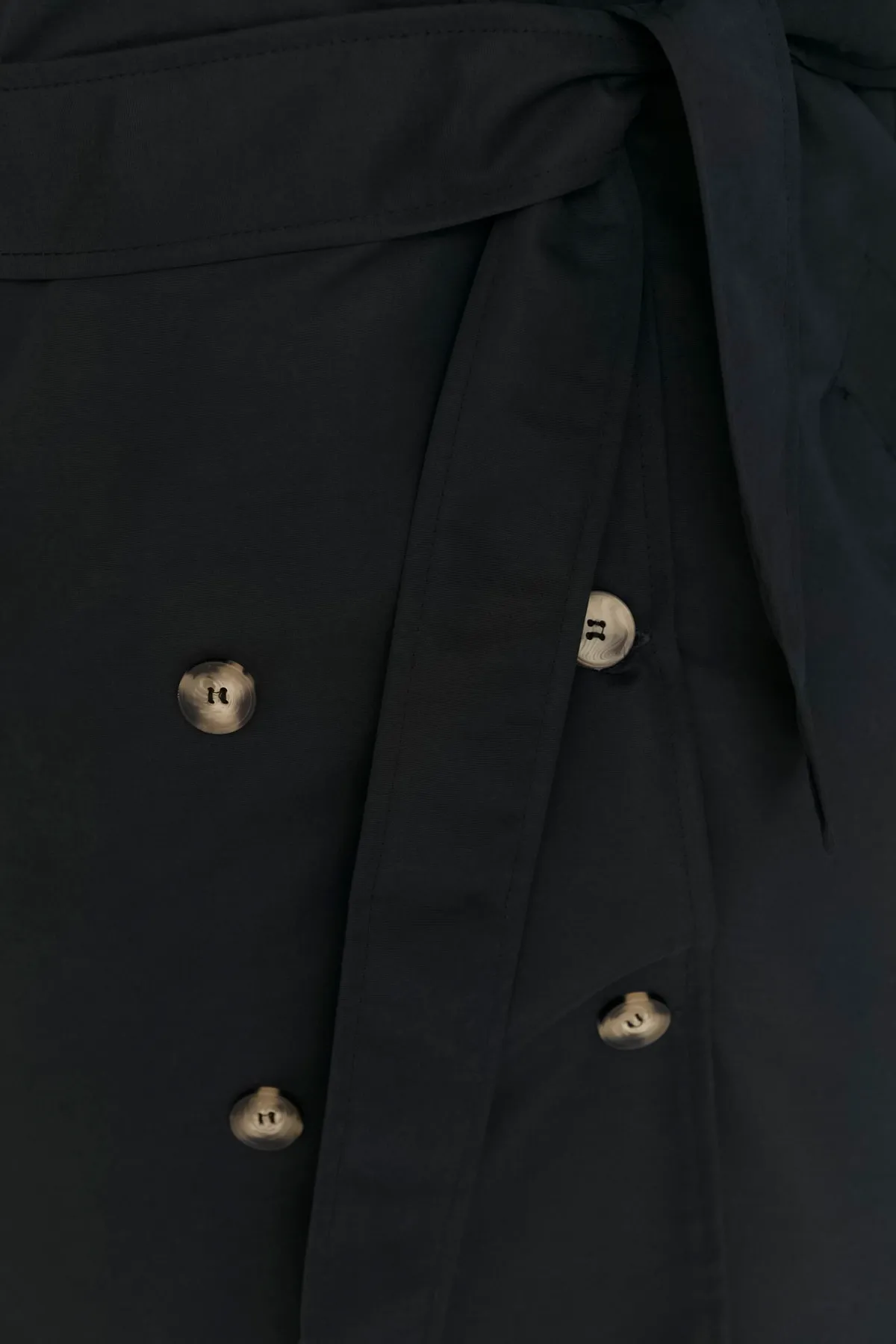 Trendyol Curve  Schwarzer Trenchcoat mit Schulterklappen und detailliertem Jackenkragen und Gürtel und weitem Schnitt TBBAW23BM00001