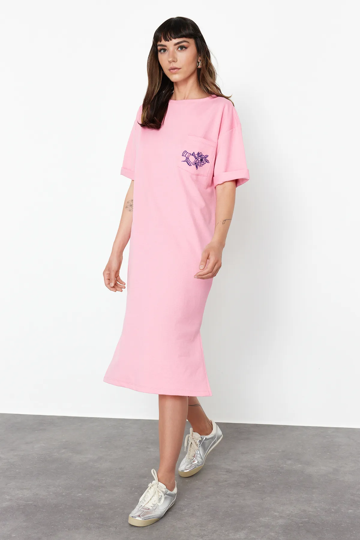 Trendyol Collection  Rosa besticktes, entspannt/bequem geschnittenes Rundhals-Midi-Strickkleid TWOSS21EL0175