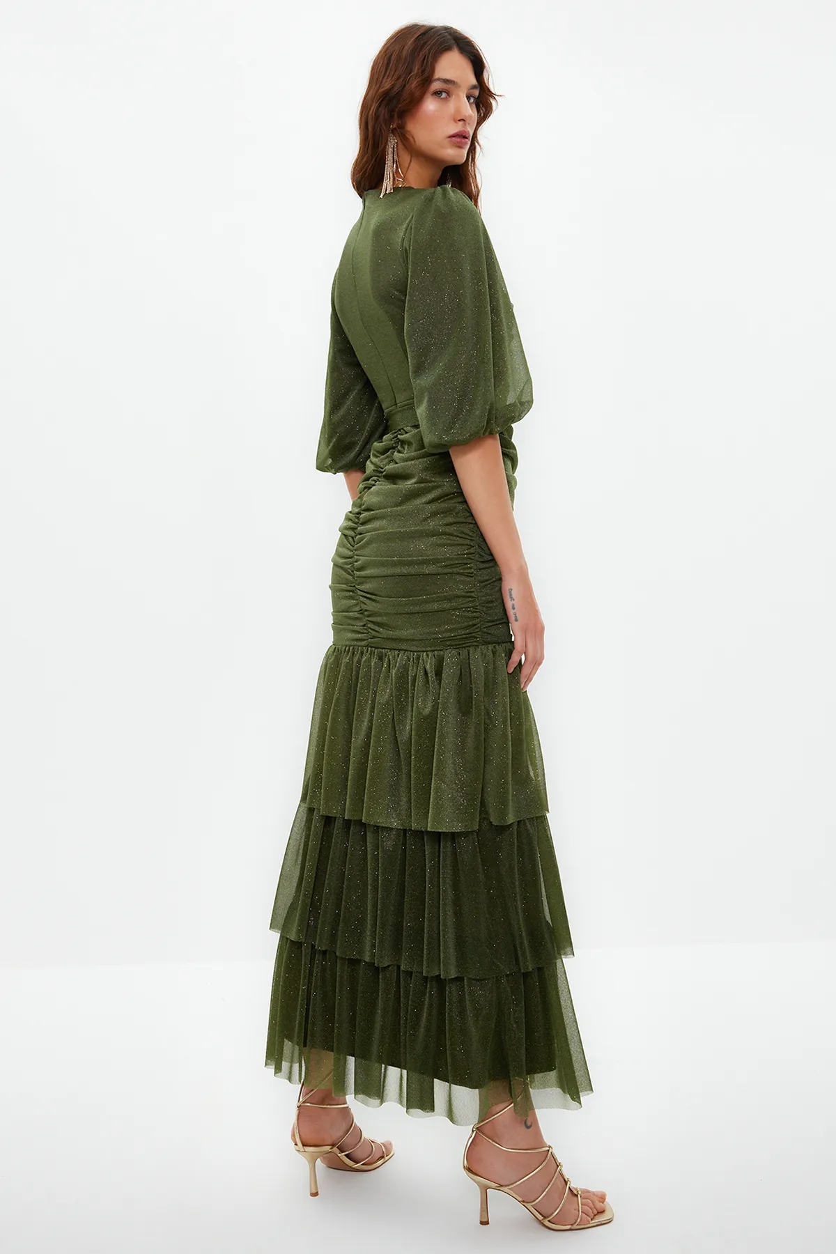Trendyol Modest  Khakifarbenes, langes, silbernes Abendkleid mit Rüschen und Details TCTSS24DB00039