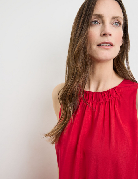 Ärmelloses Kleid mit Faltendetail