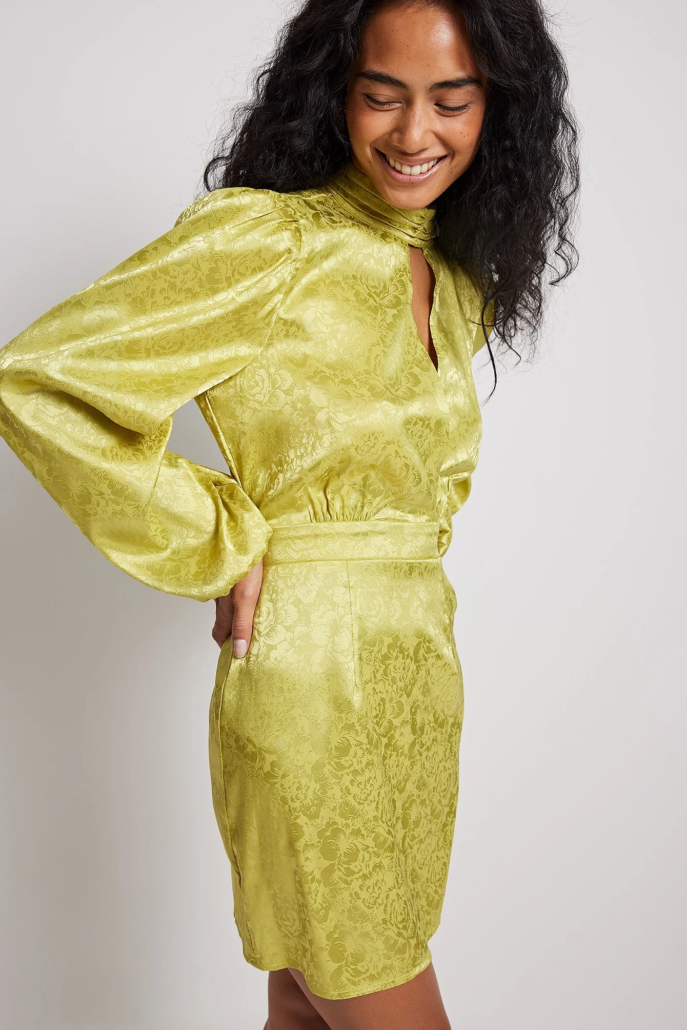 Minikleid aus Jacquard-Satin mit Cut-outs