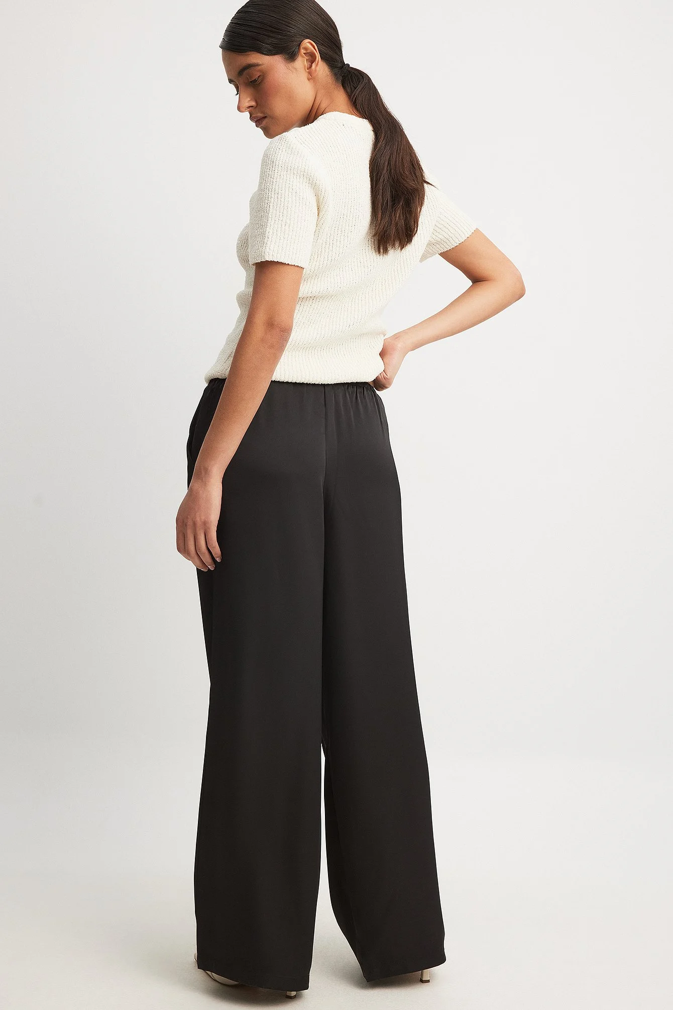 Satin-Hose mit elastischer Taille und mittelhohem Bund