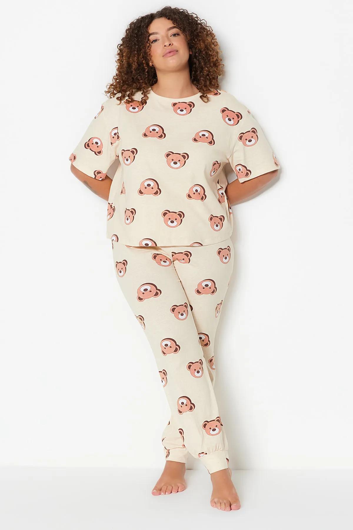 Trendyol Curve  Ecrufarbenes Pyjama-Set aus Strick mit Teddybär-Muster TBBAW23AI00039