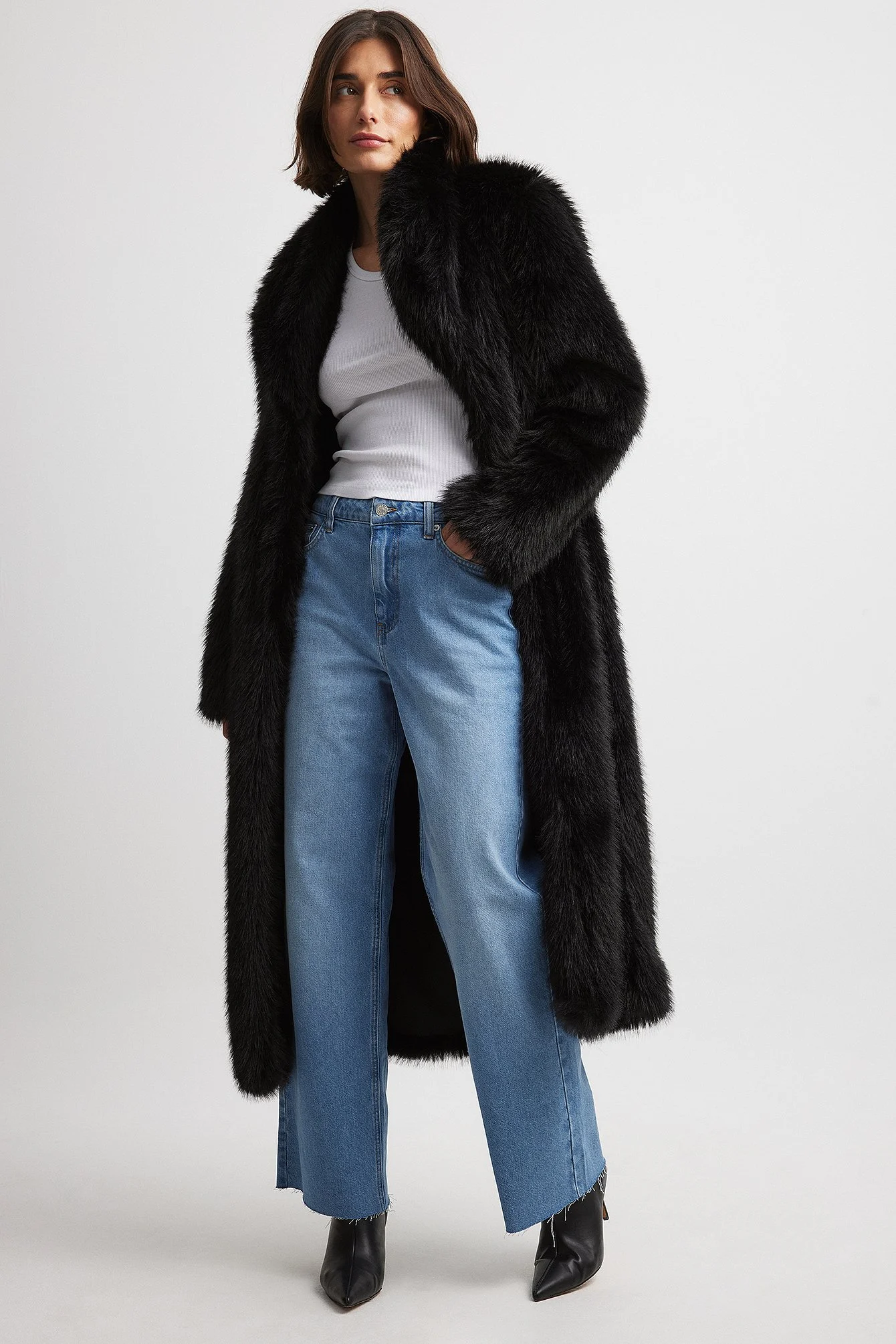 Gerade Jeans mit hoher Taille und Detail am Rücken