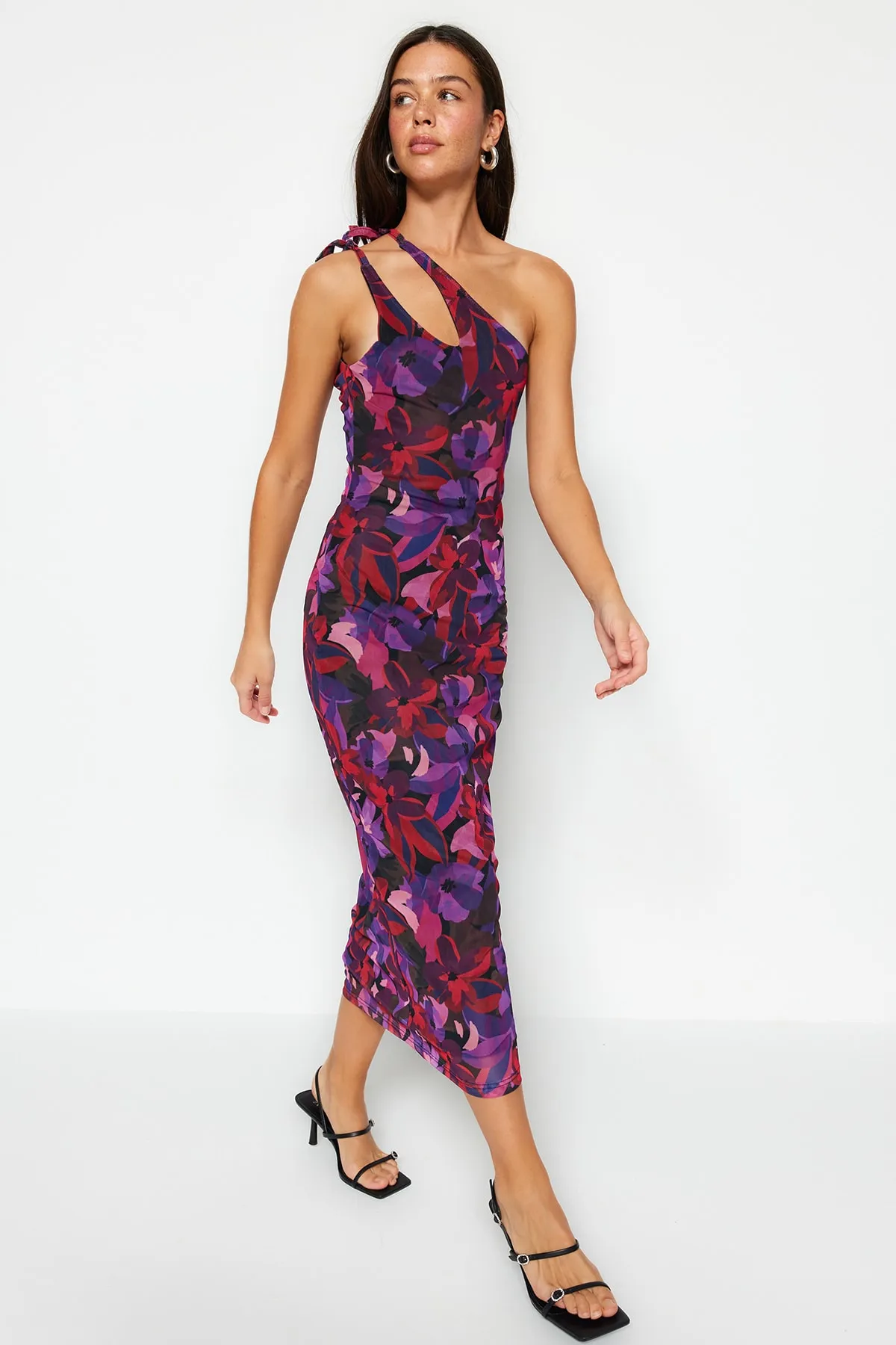 Trendyol Collection  Mehrfarbiges, tailliertes, flexibles, gestricktes Maxi-Bleistiftkleid mit asymmetrischem Kragen, Tüllfutter TWOSS23EL02315