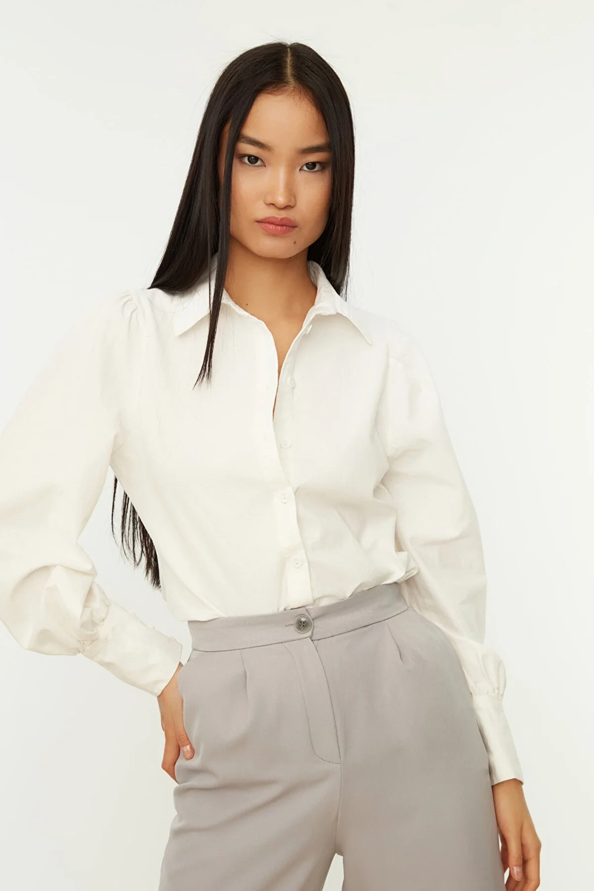 Trendyol Collection  Weißes Hemd mit Ballonärmeln aus Baumwolle - Regular Fit TWOSS20GO0065