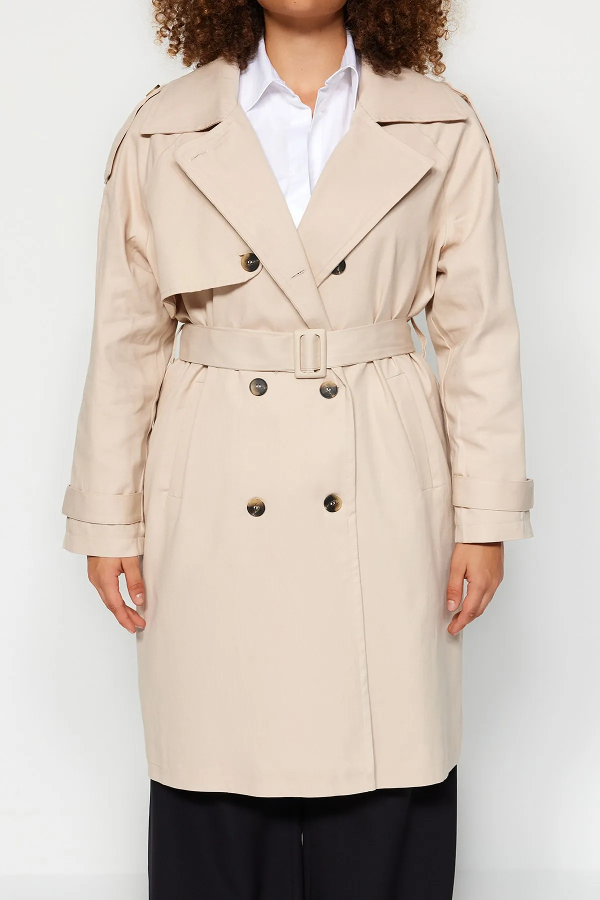 Trendyol Curve  Beigefarbener Gabardine-Trenchcoat mit Taillengürtel TBBAW24BM00002