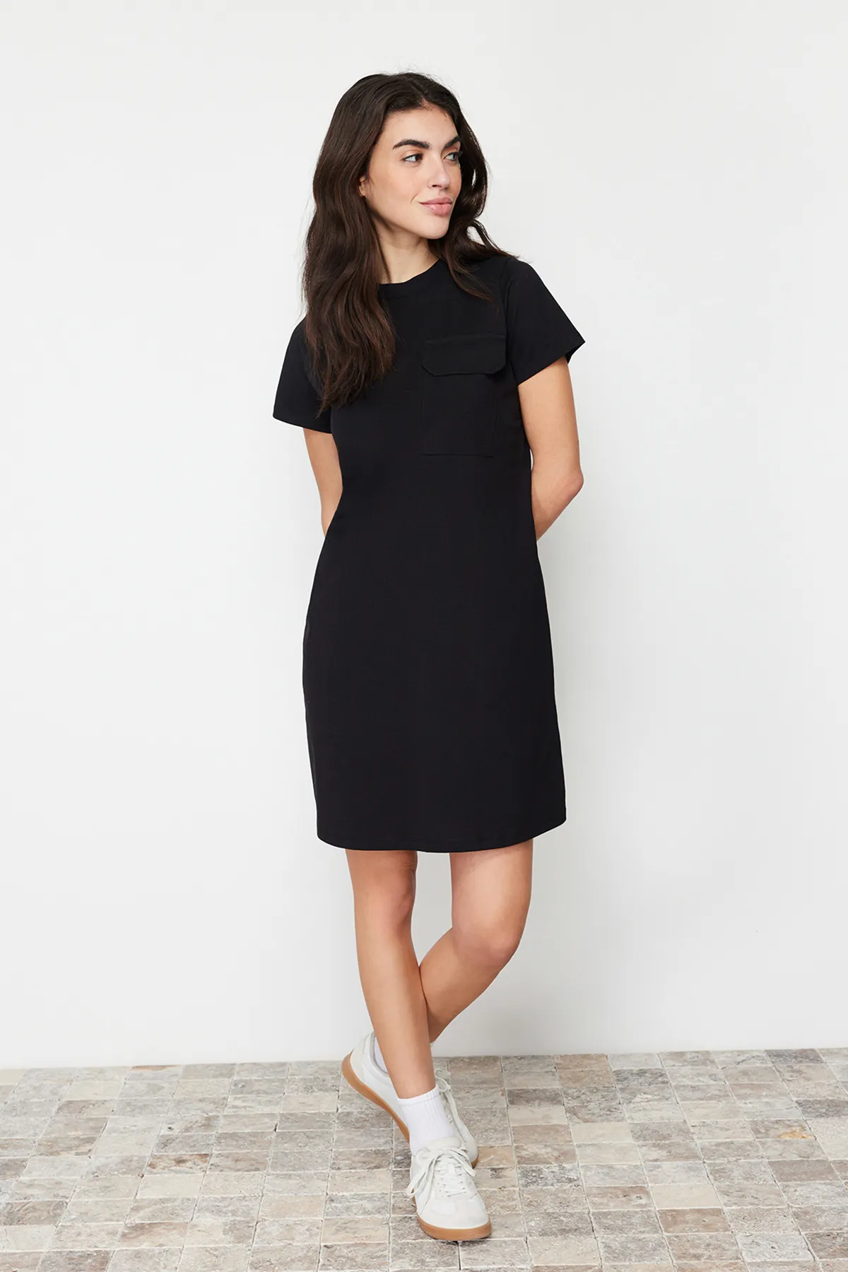 Trendyol Collection  Schwarzes, gestricktes T-Shirt-Kleid aus 100 % Baumwolle mit Taschen, Rundhalsausschnitt und kurzen Ärmeln TWOSS24EL00120