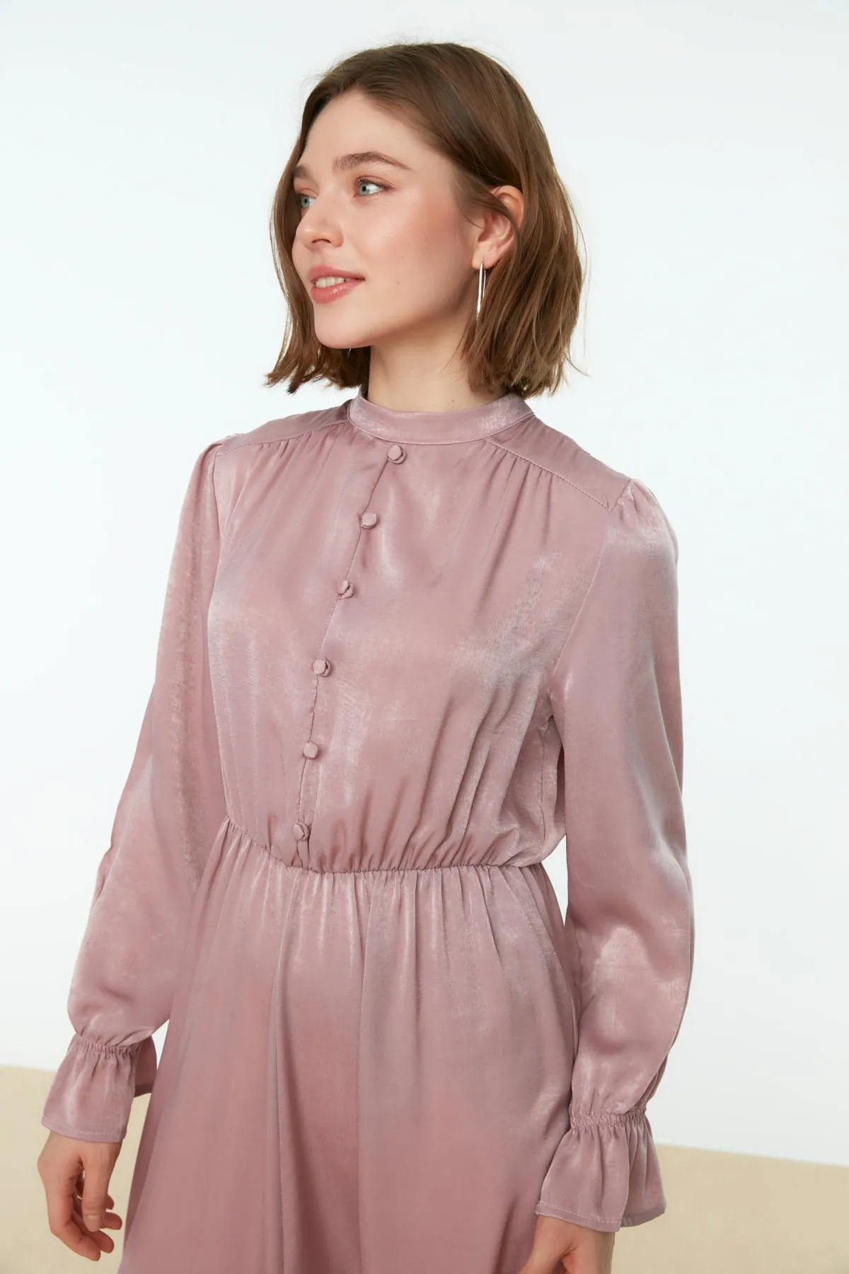 Trendyol Modest  Abendkleid aus Satin mit „Dried Rose Brit“-Details TCTSS22EB0090