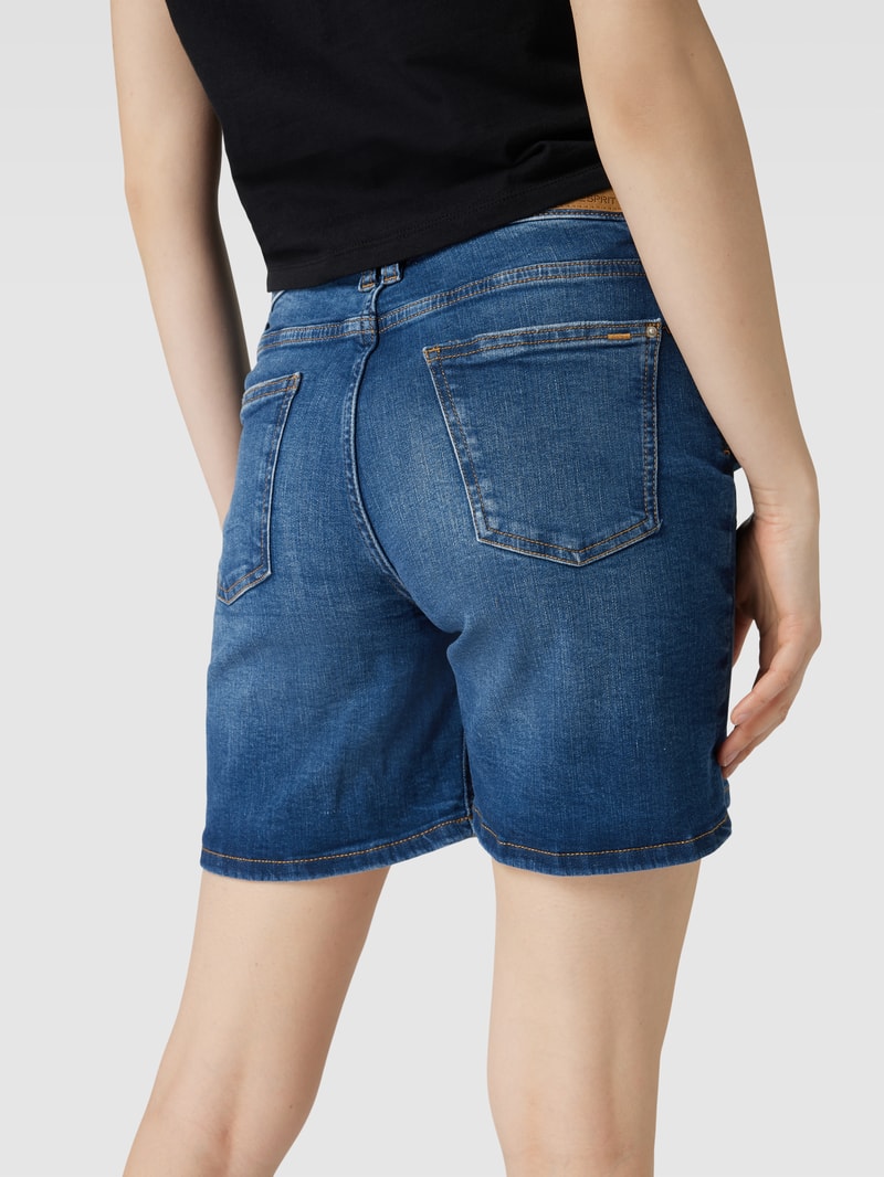 Jeansshorts mit Label-Patch in jeans
