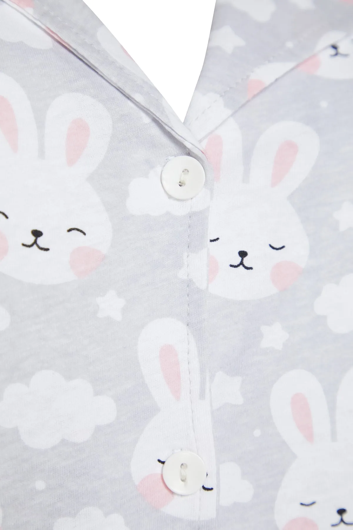 Trendyol Curve  Grau bedrucktes Pyjama-Set aus Strick mit Knöpfen TBBSS22PT0710