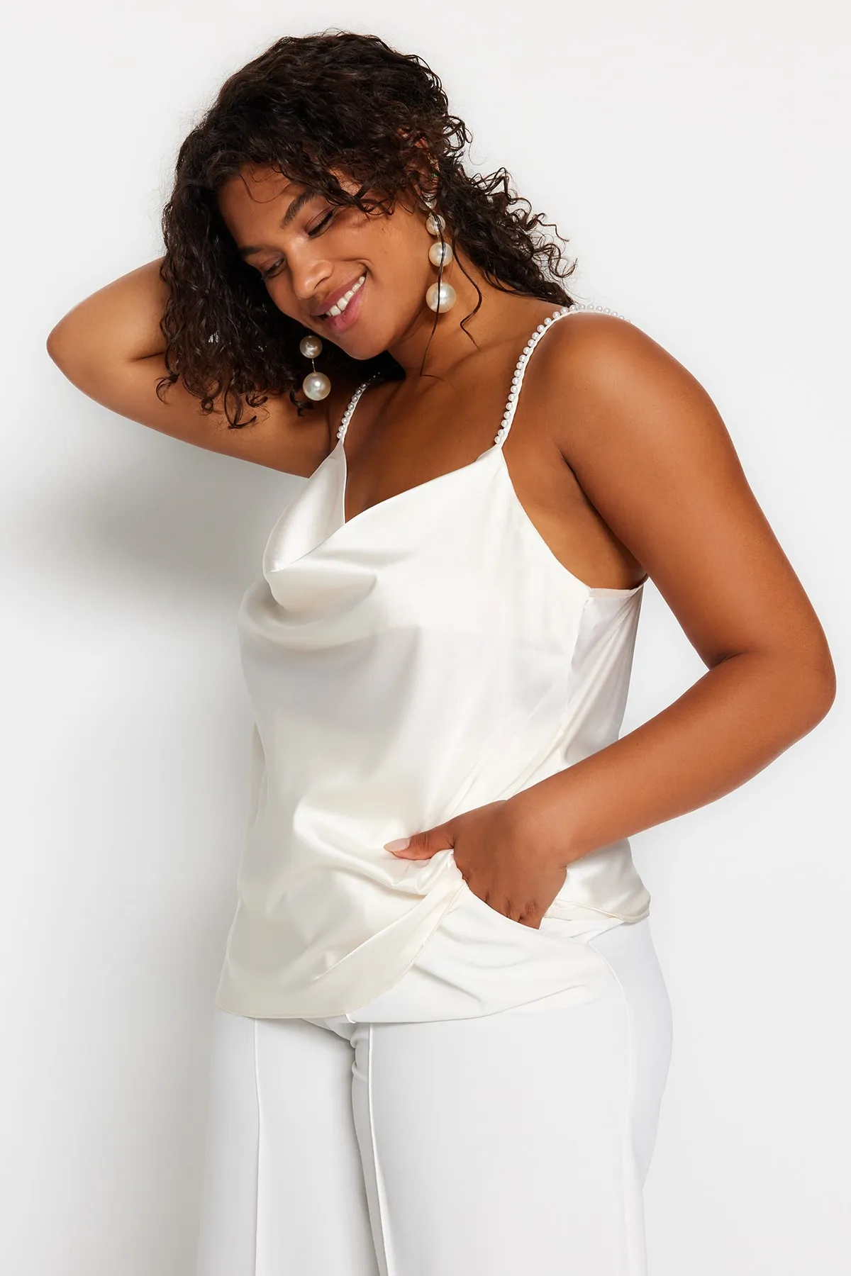 Trendyol Curve  Ecrufarbene Basic-Bluse aus Satin mit tiefem Ausschnitt