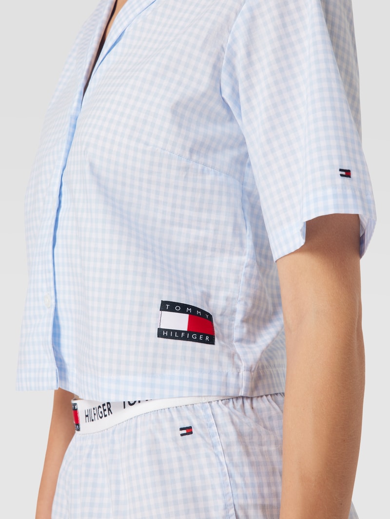 Pyjama-Oberteil mit Label-Patch in hellblau