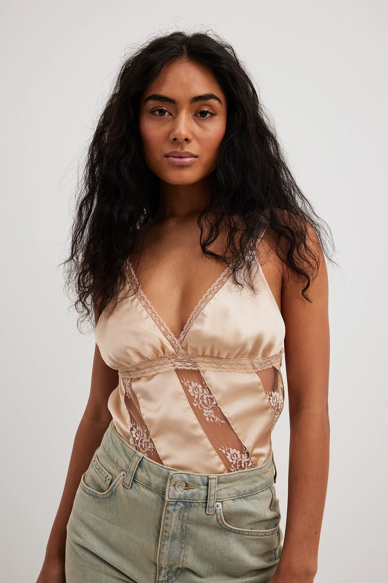 Satin-Top mit Spitzeneinsatz vorne