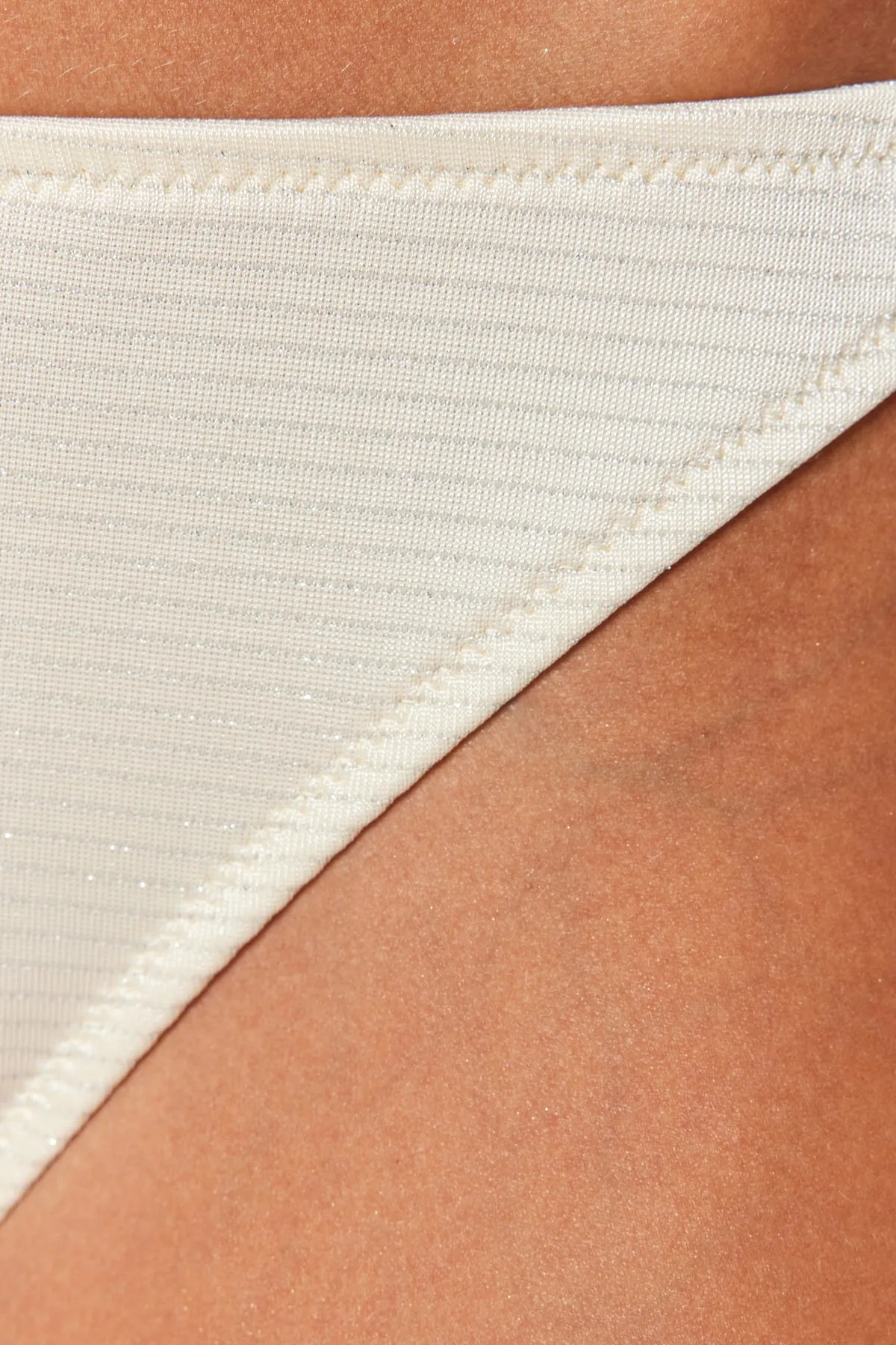 Trendyol Collection  Ecru gebundene Glitzer-Bikinihose mit hohem Beinausschnitt TBESS23BA00107