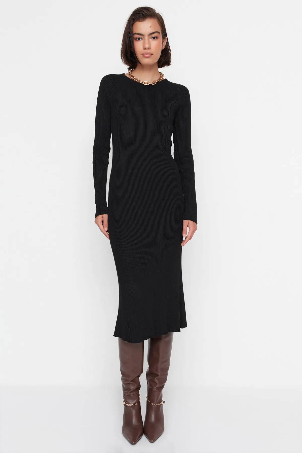 Trendyol Collection  Schwarzes Midi-Strickkleid mit Rundhalsausschnitt TWOAW23EL00023