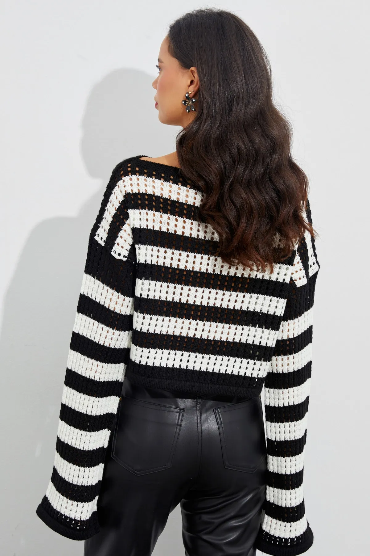 Cool & Sexy  Ecru-schwarze, durchbrochene Strick-Kurzbluse mit spanischen Ärmeln für Damen YV109