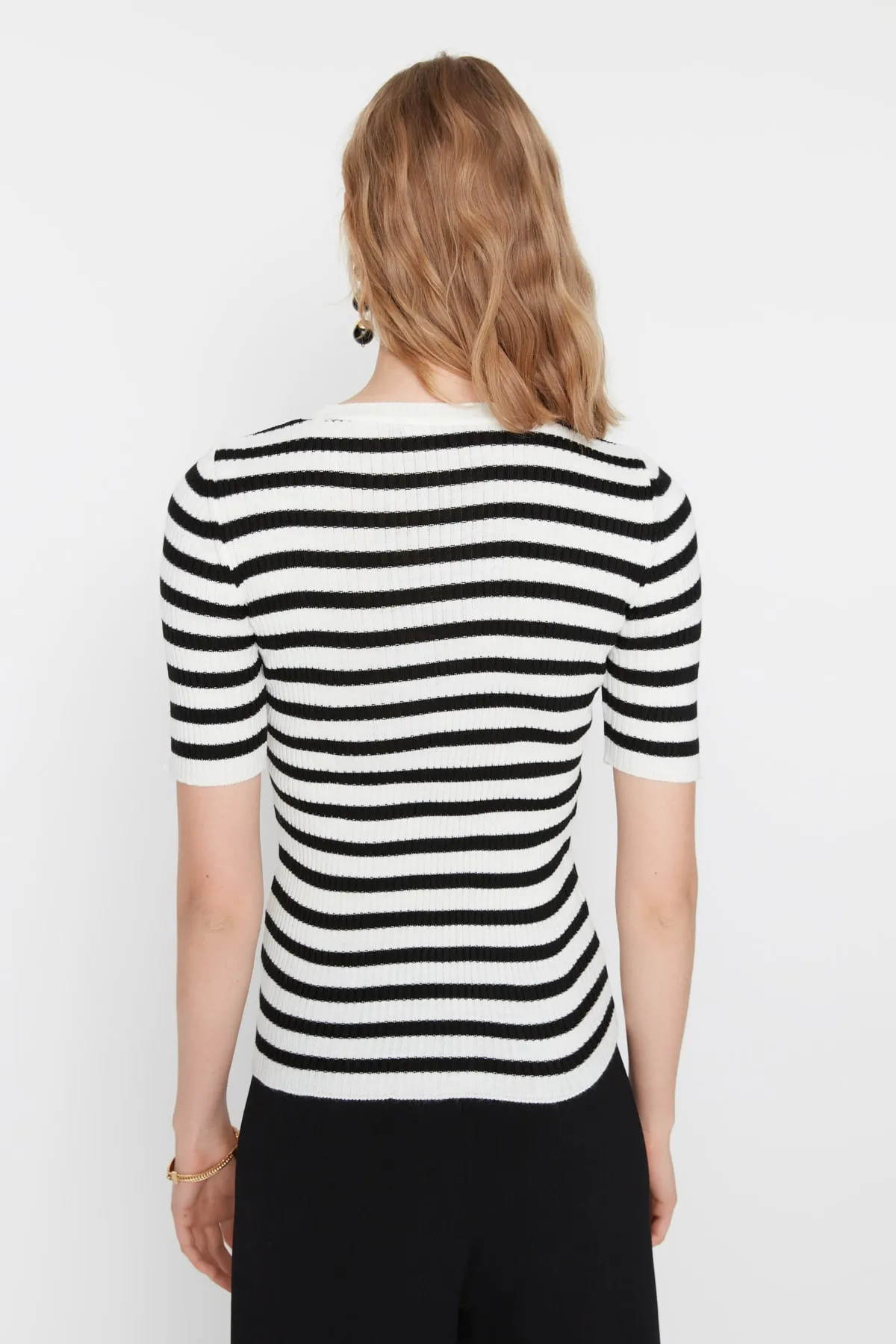 Trendyol Collection  Ecrufarbenes Basic-T-Shirt aus gestreiftem Strick TWOSS20KZ0075