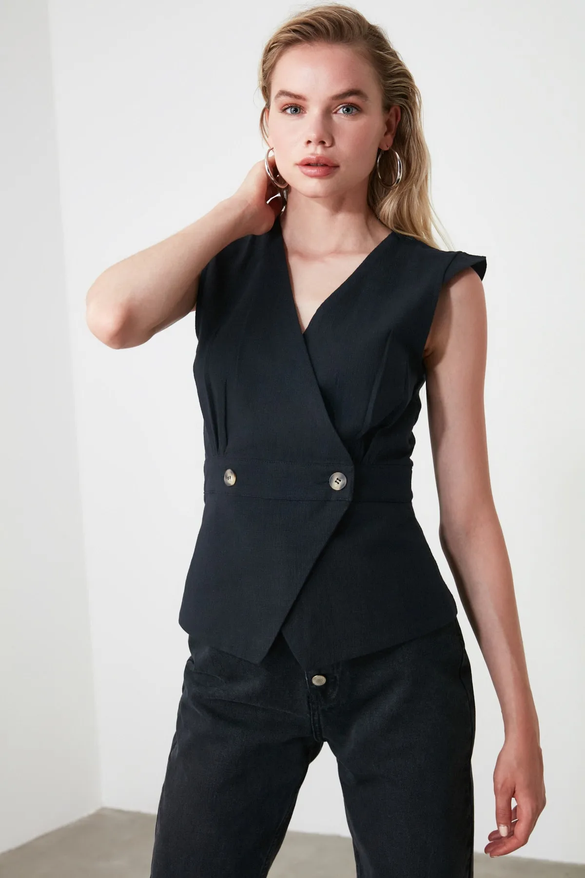 Trendyol Collection  Schwarze zweireihige Webbluse mit Knochenknöpfen und detaillierten Details TWOSS20BZ0707