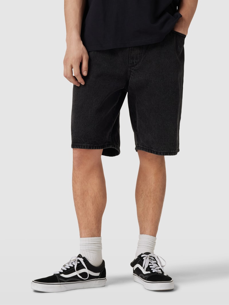Jeansshorts mit Eingrifftaschen in schwarz