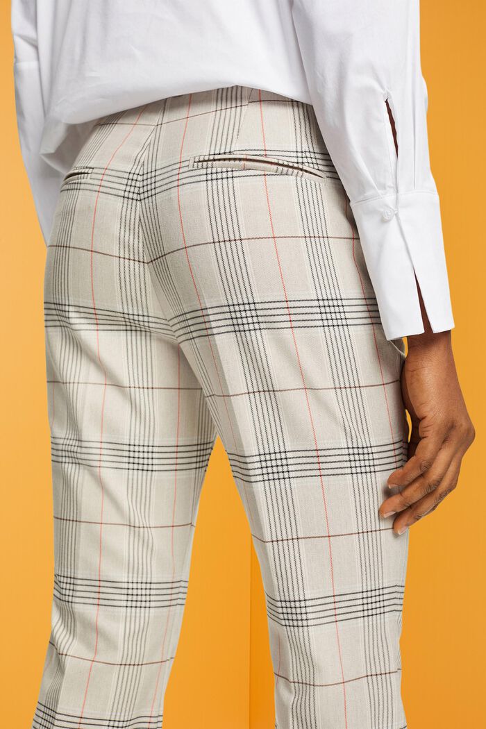 Verkürzte Karohose mit ausgestelltem Bein