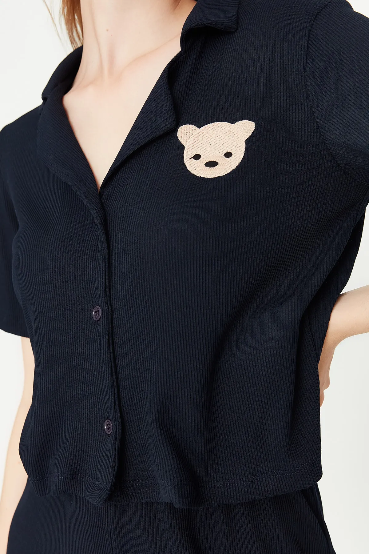 Trendyol Collection  Marineblaues Pyjama-Set aus geripptem Hemd und Hose mit Teddybär-Stickerei THMSS21PT0168
