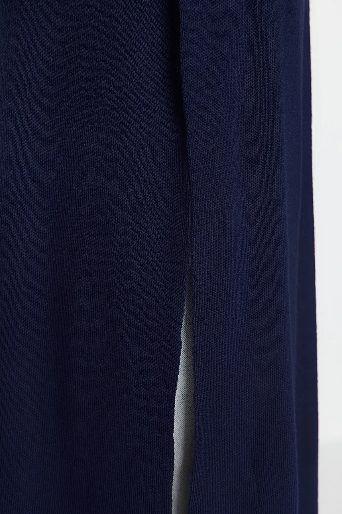 Trendyol Modest  Marineblauer langer Strickpullover mit Seitenschlitzen TCTAW24UV00018