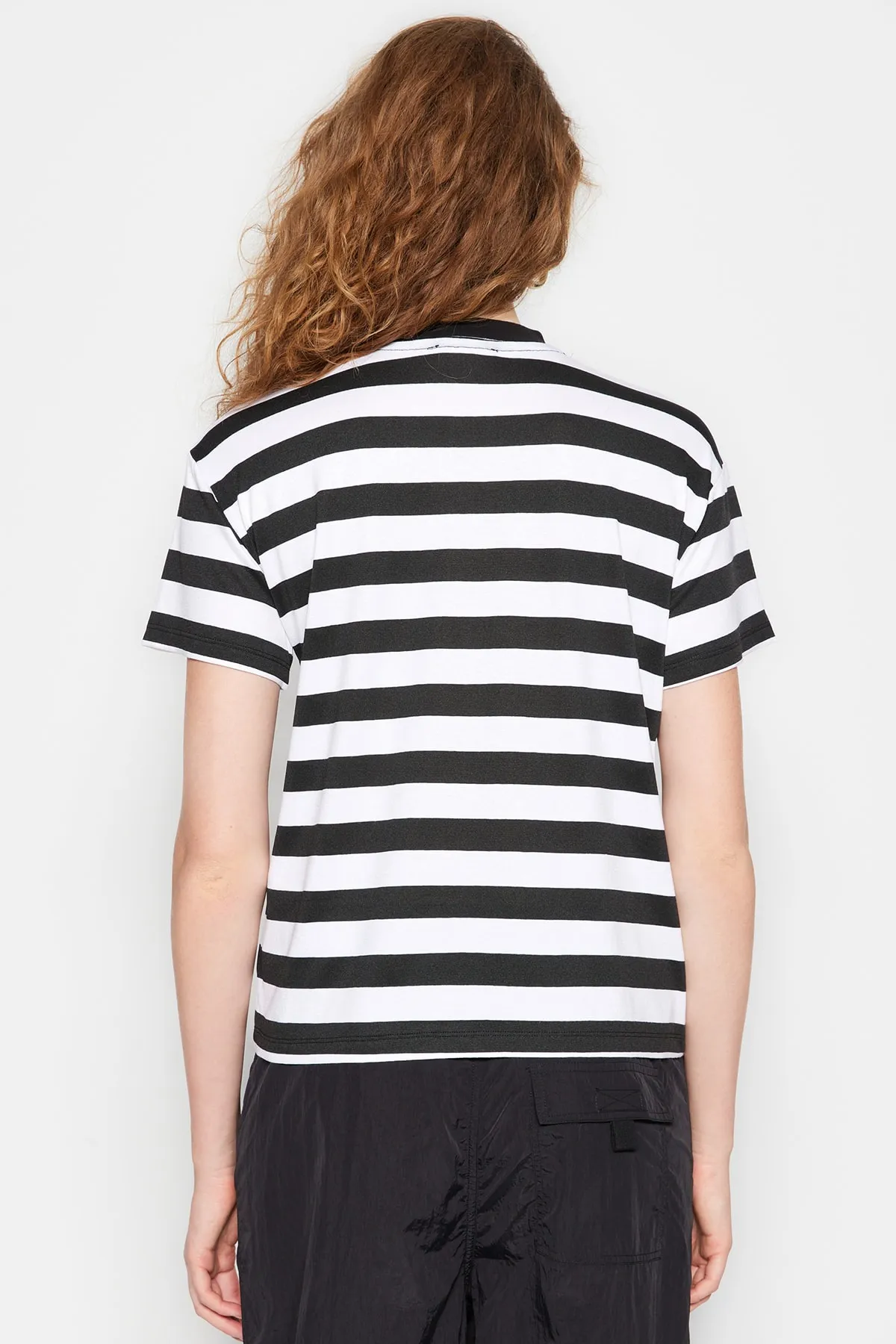 Trendyol Collection  Schwarz-weiß gestreiftes Basic-Strick-T-Shirt mit hohem Kragen TWOSS21TS1204