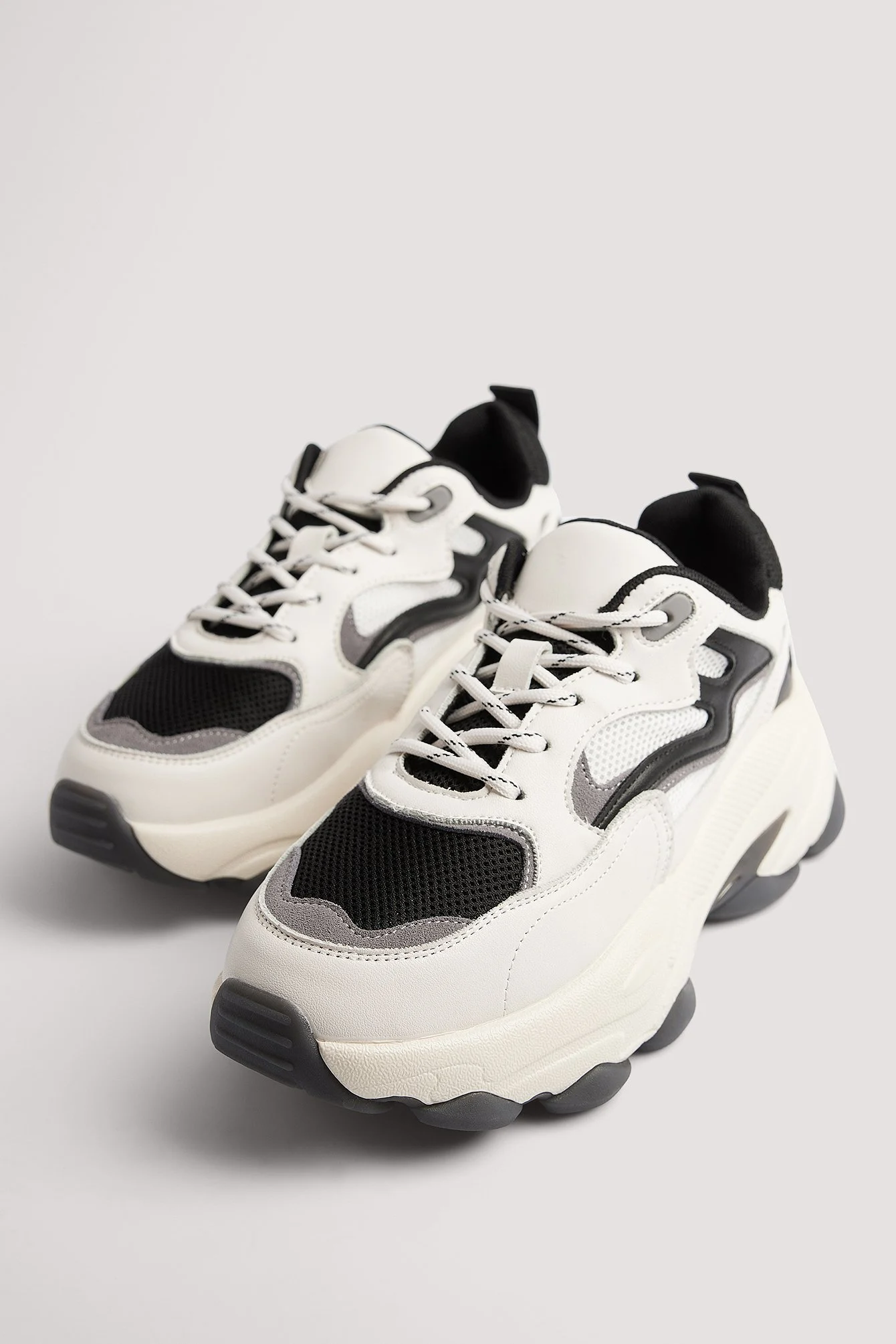 Chunky Trainingsschuhe mit Kontrastdetail