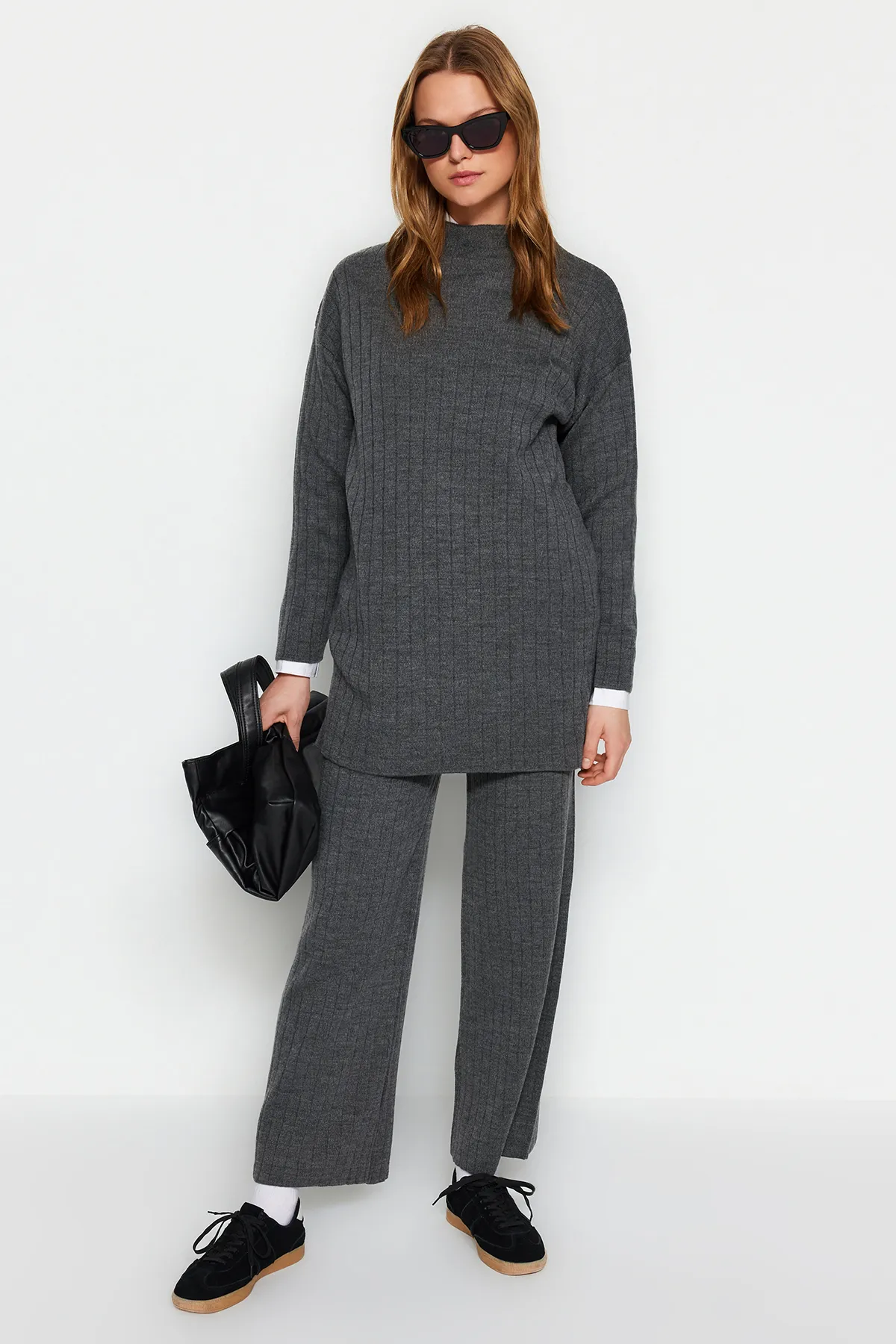 Trendyol Modest  Geräuchertes Strickset aus geripptem Pullover und Hose mit halbem Rollkragen TCTAW22US0101