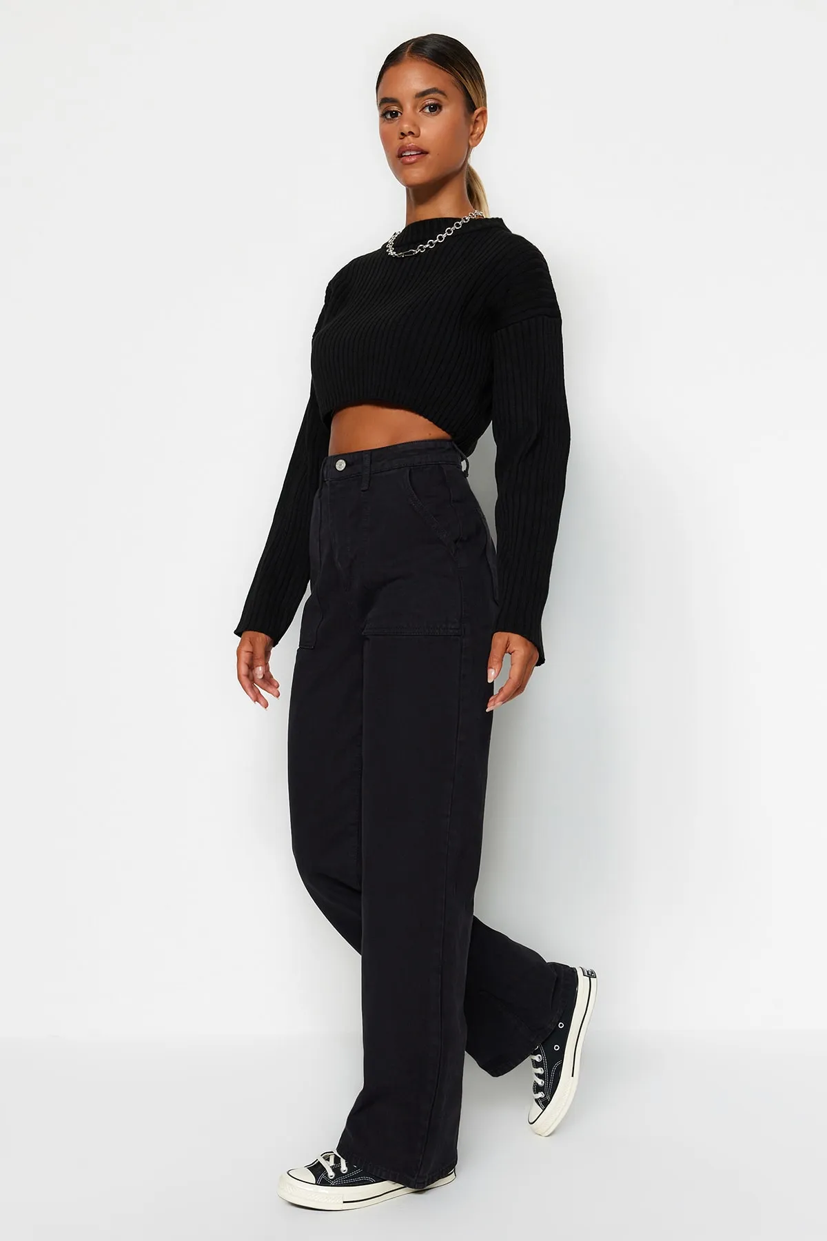Trendyol Collection  Schwarze Jeans mit hoher Taille und weitem Bein und Taschendetail TWOAW22JE0595