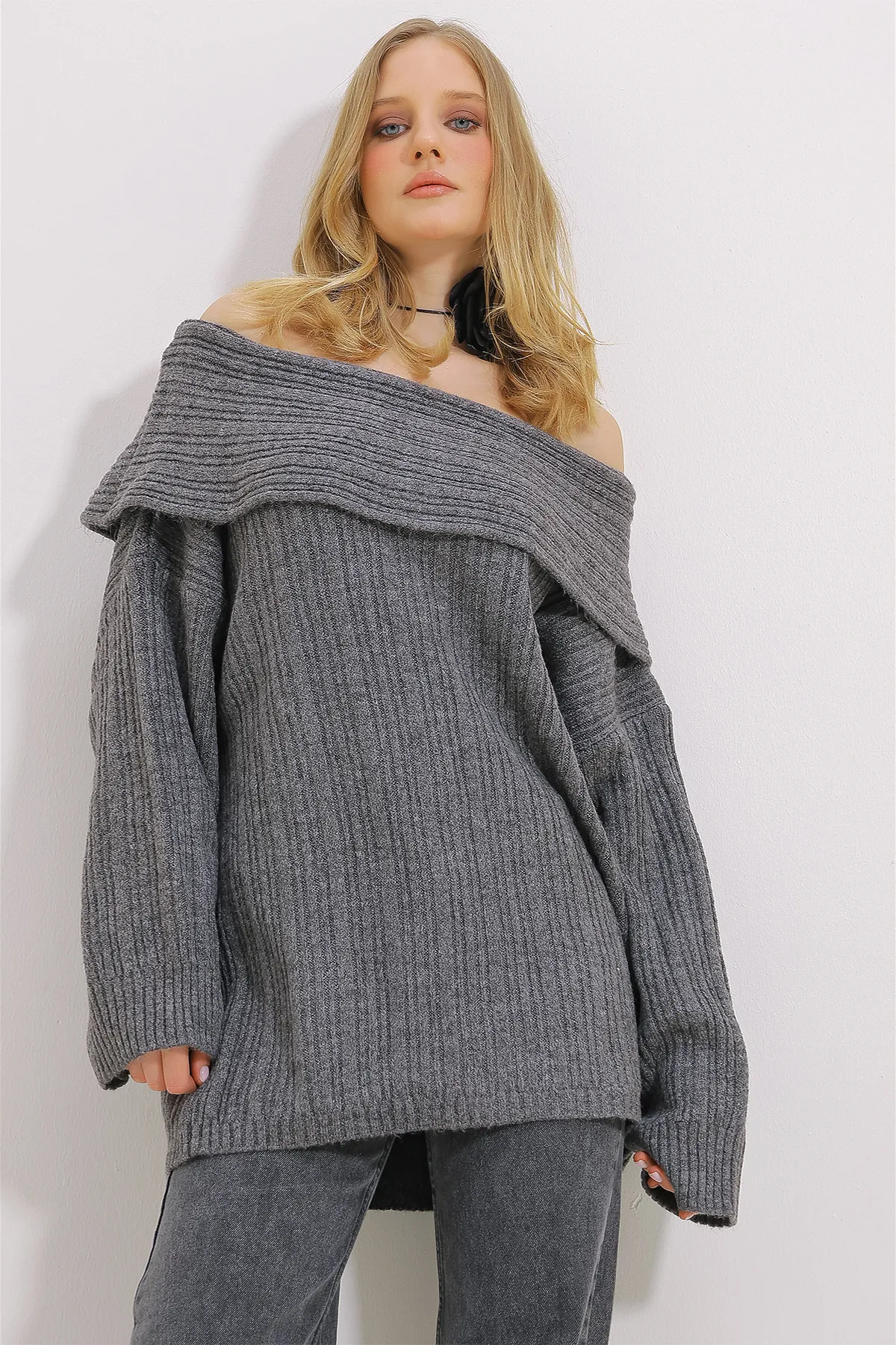 Trend Alaçatı Stili  Anthrazitfarbenes, geripptes Oversize-Sweatshirt mit Madonna-Kragen für Damen ALC-X11370