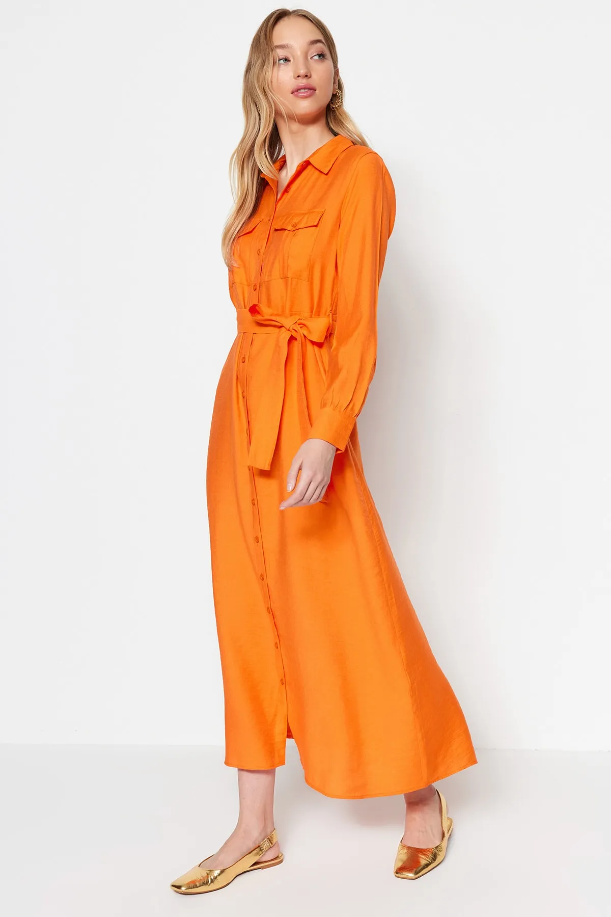 Trendyol Modest  Orangefarbenes, gewebtes Hemdkleid in Leinenoptik mit Gürteltaschen und detaillierten Details TCTSS23EB00059