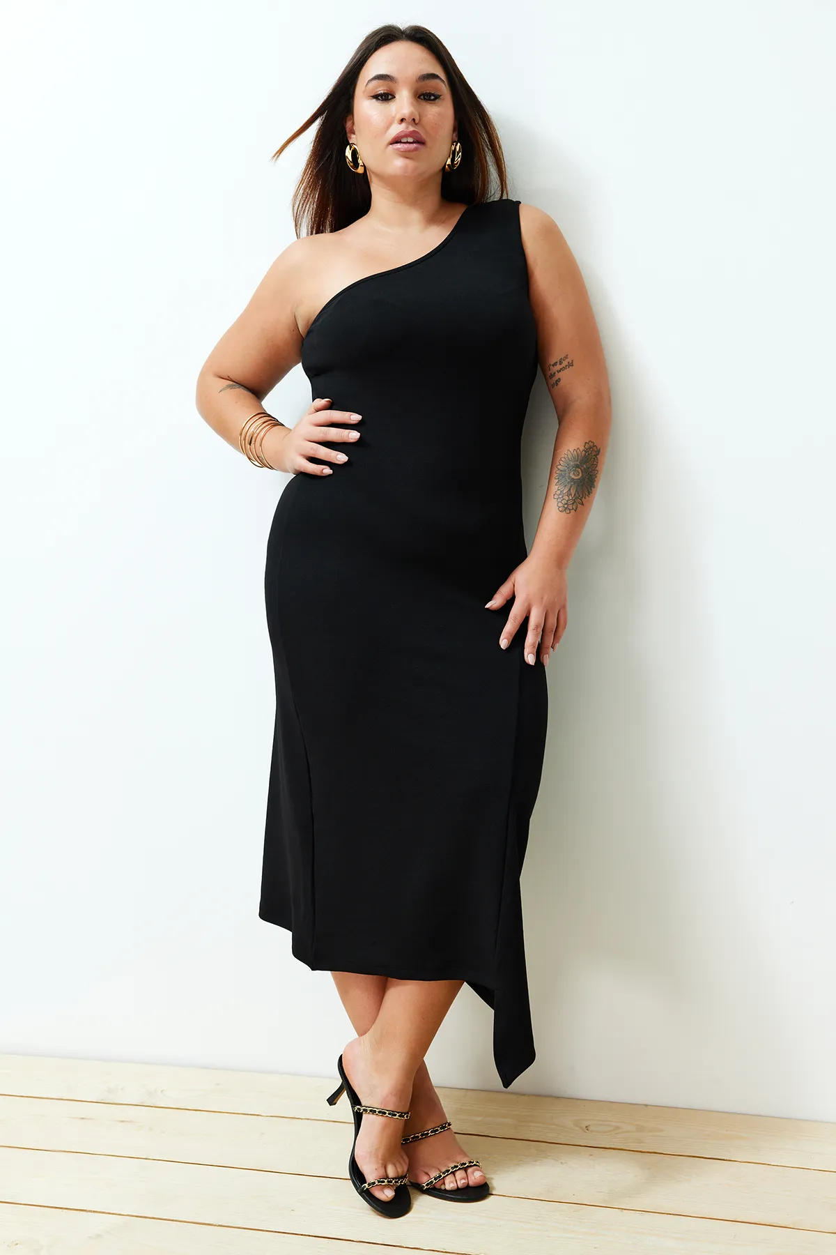Trendyol Curve  Schwarzes asymmetrisches Strickkleid mit einer Schulter TBBSS24AH00158