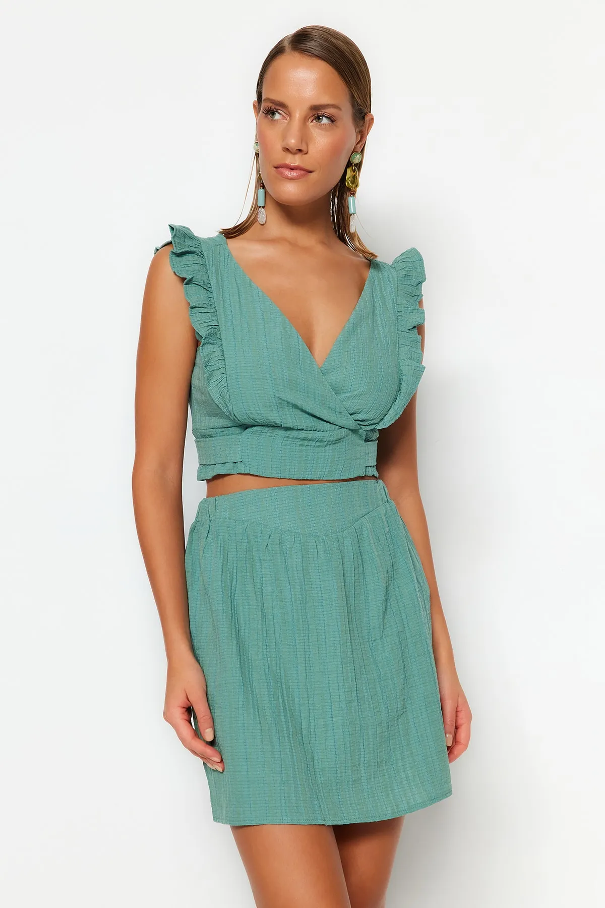 Trendyol Collection  Khakifarbenes Set aus gewebter Bluse und Rock mit Rüschen TBESS23AU00126
