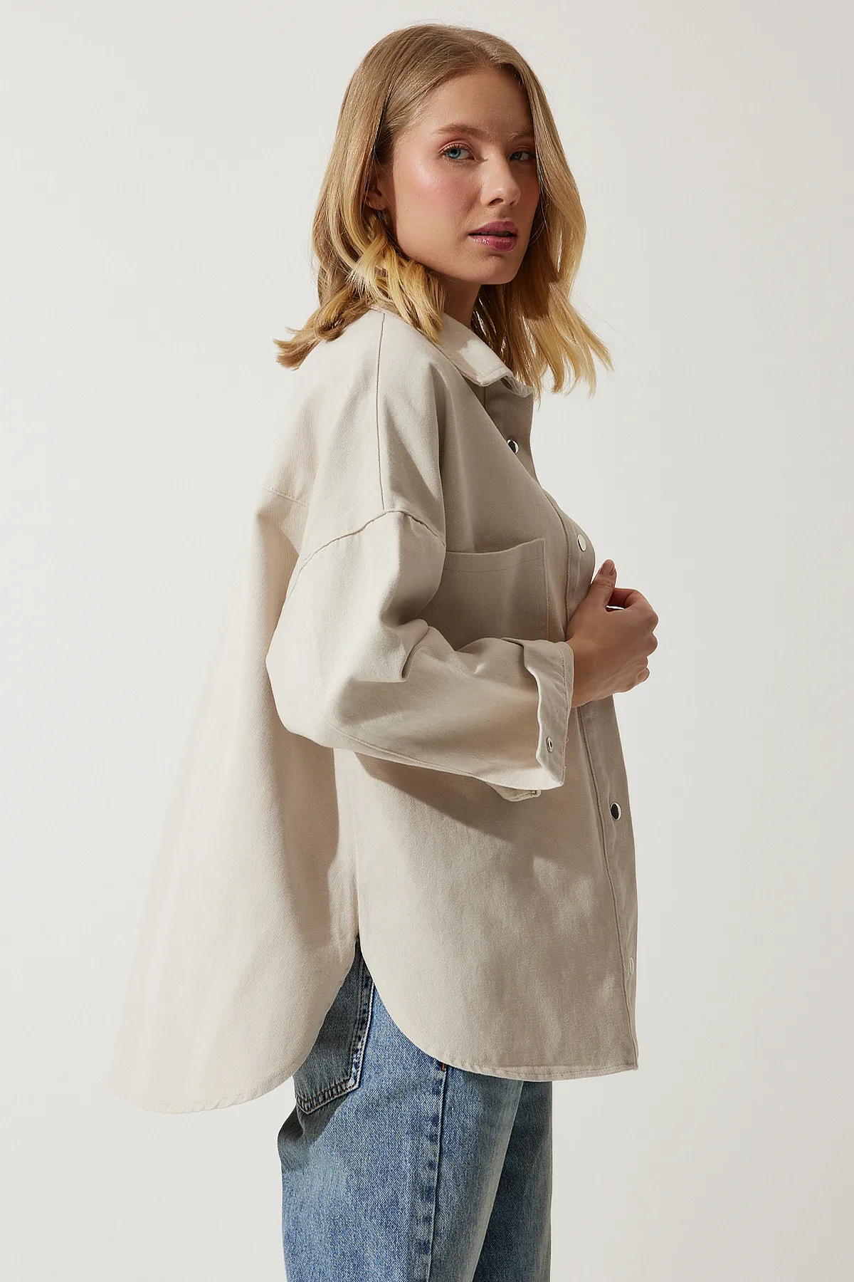 Happiness İstanbul  Cremefarbene Oversize-Gabardine-Jacke für Damen mit Taschen RV00176