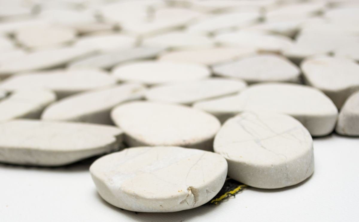 Mosani Mosaikfliesen Flußkiesel geschnitten creme hellbeige Duschtasse Wand Küche Bad
